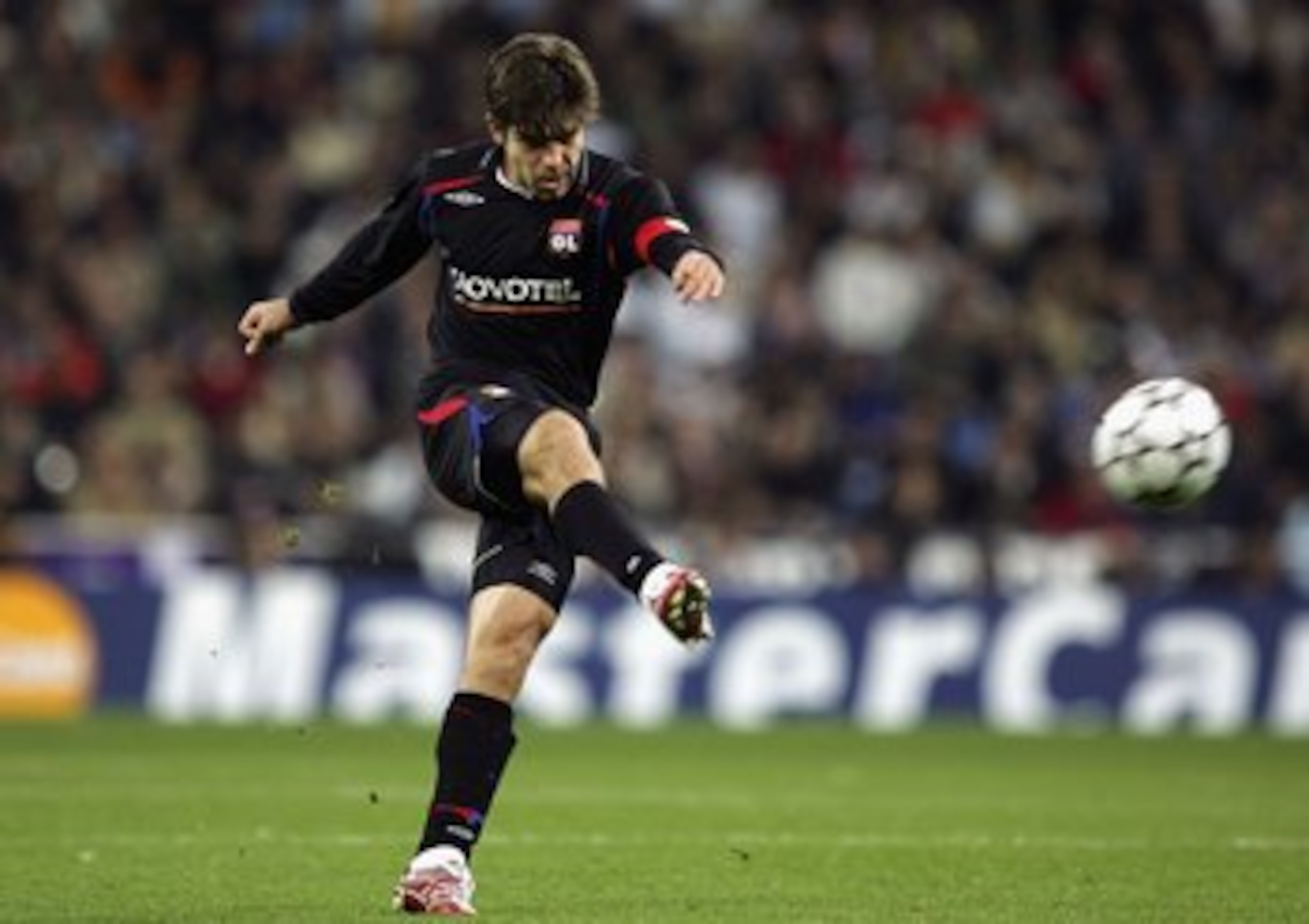 MADRID, SPAIN - NOVEMBER 21:  Juninho Pernambucano of Lyon takes a free kick during the UEFA Champions League Group E match between Real Madrid and Olympique Lyon at the Santiago Bernabeu stadium on November 21, 2006 in Madrid, Spain. The match ended a 2-