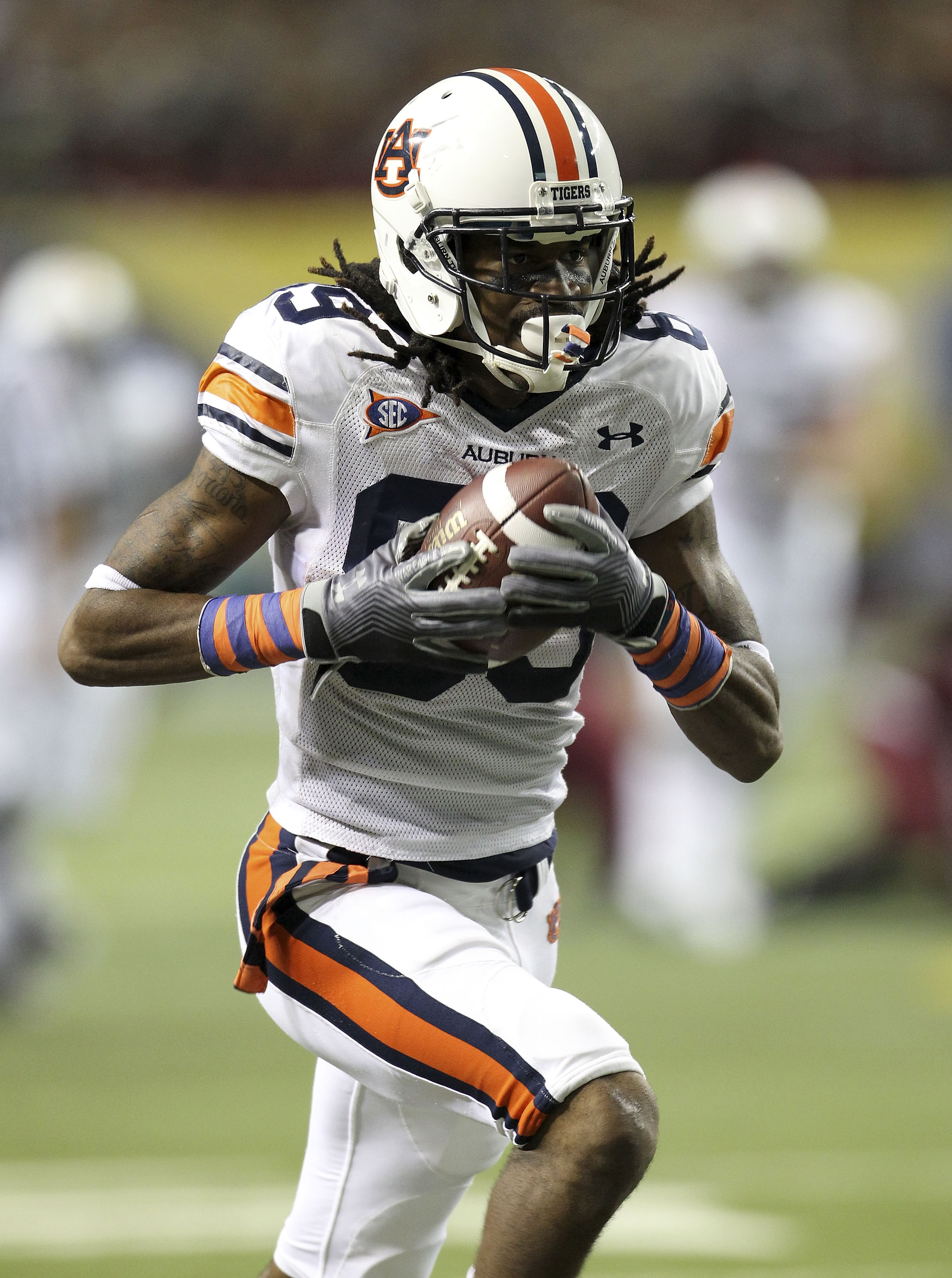 ATLANTA - DECEMBER 4:  Wide receiver Darvin Adams #89 of the Auburn Tigers makes a reception for a touchdown during the 2010 SEC Championship against the South Carolina Gamecocks at Georgia Dome on December 4, 2010 in Atlanta, Georgia. (Photo by Mike Zarr