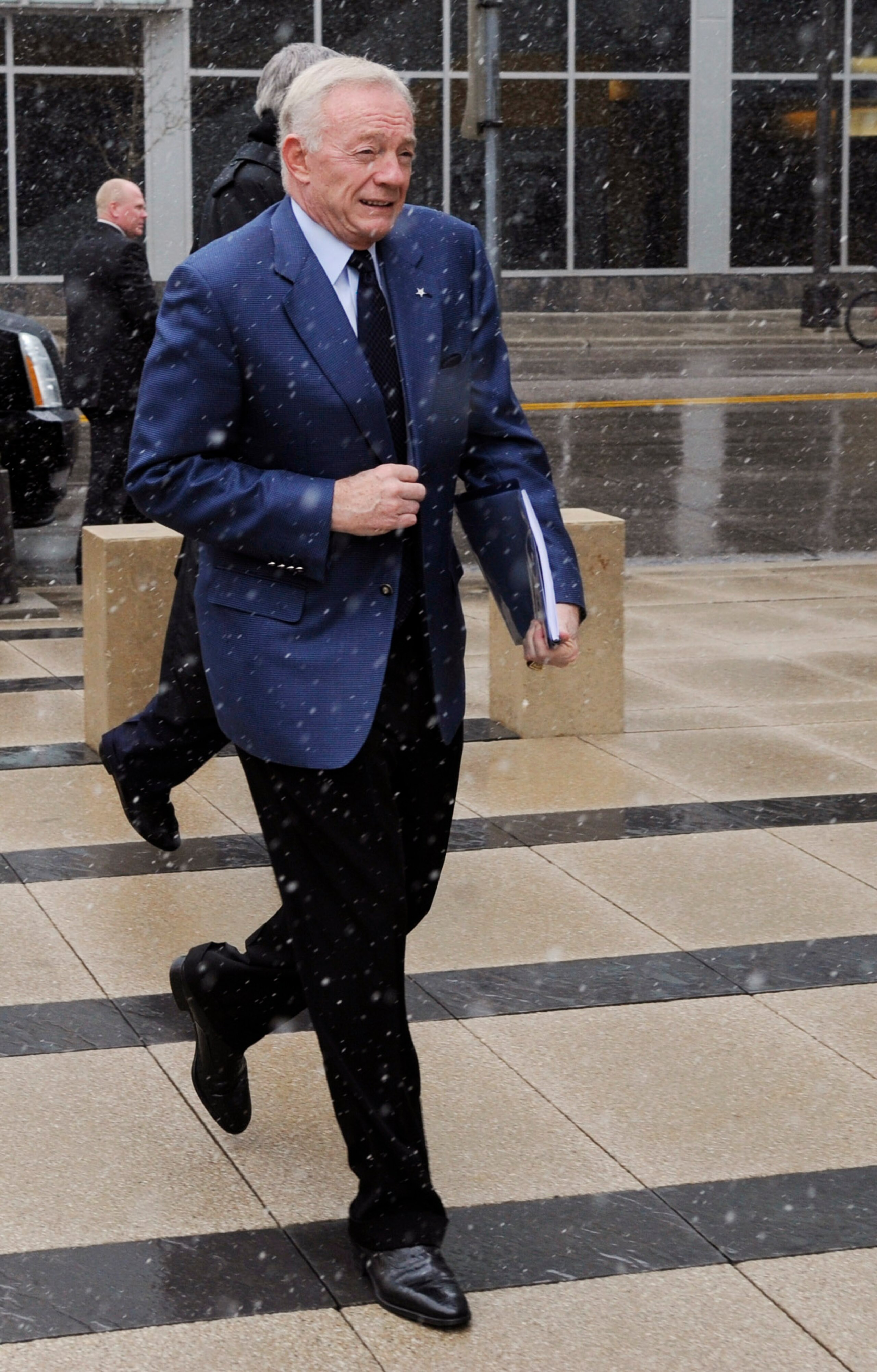 MINNEAPOLIS, MN - APRIL 20: NFL owners Jerry Jones of the Dallas Cowboys arrives for court ordered mediation at the U.S. Courthouse on April 20, 2011 in Minneapolis, Minnesota. Mediation was order after a hearing on an antitrust lawsuit filed by NFL playe