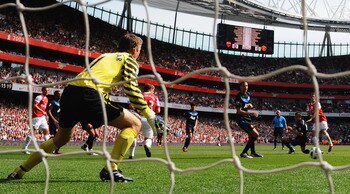 LONDON, ENGLAND - MAY 01:  Aaron Ramsey of Arsenal (R) scores their first goal during the Barclays Premier League match between Arsenal and Manchester United at the Emirates Stadium on May 1, 2011 in London, England.  (Photo by Mike Hewitt/Getty Images)