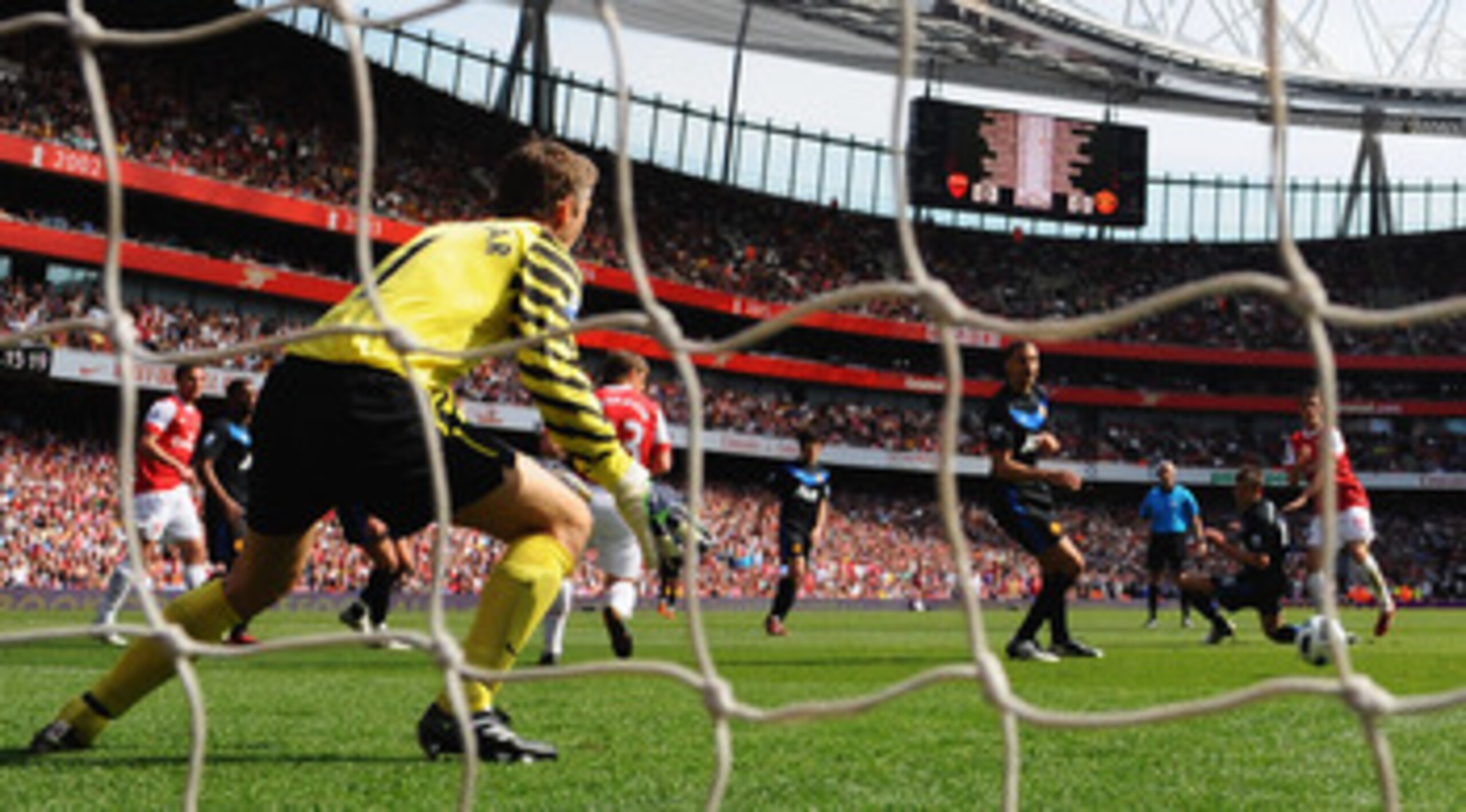 LONDON, ENGLAND - MAY 01:  Aaron Ramsey of Arsenal (R) scores their first goal during the Barclays Premier League match between Arsenal and Manchester United at the Emirates Stadium on May 1, 2011 in London, England.  (Photo by Mike Hewitt/Getty Images)