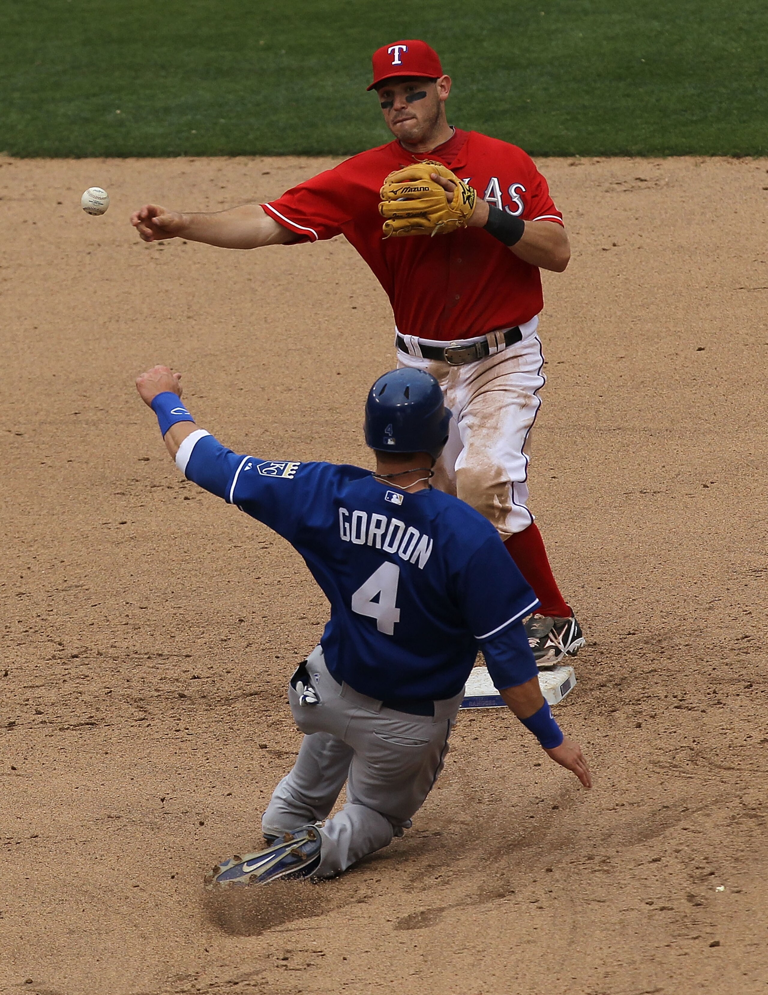 ARLINGTON, TX - APRIL 24:  Second baseman Ian Kinsler #5 of the Texas Rangers makes the out against Alex Gordon #4 of the Kansas City Royals at Rangers Ballpark in Arlington on April 24, 2011 in Arlington, Texas.  (Photo by Ronald Martinez/Getty Images)