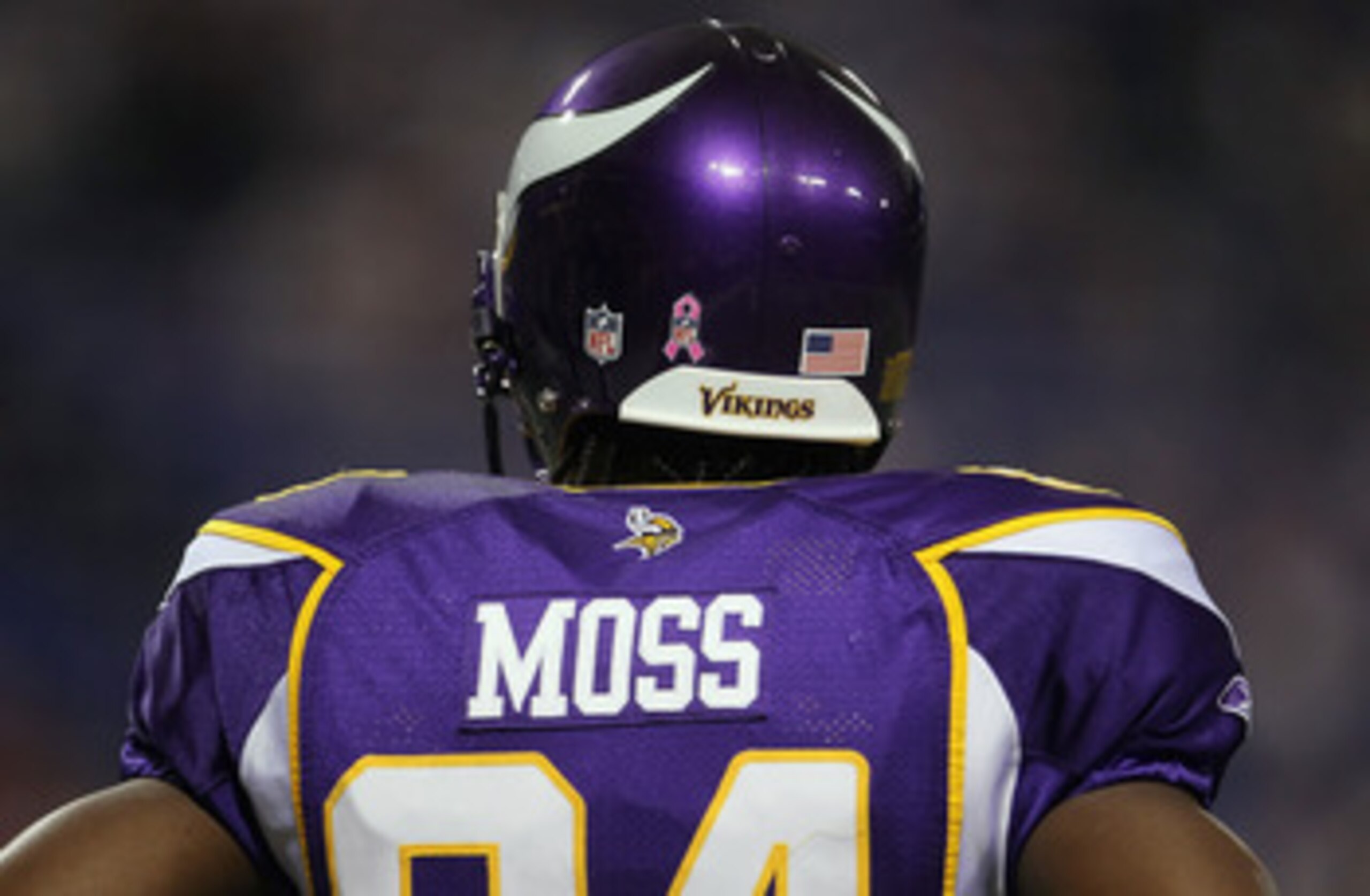 MINNEAPOLIS - OCTOBER 17: Wide receiver Randy Moss #84 the Minnesota Vikings looks on prior to the start of the game against the Dallas Cowboys at Mall of America Field on October 17, 2010 in Minneapolis, Minnesota. (Photo by Jeff Gross/Getty Images) MINNEAPOLIS - OCTOBER 17: Wide receiver Randy Moss #84 the Minnesota Vikings looks on prior to the start of the game against the Dallas Cowboys at Mall of America Field on October 17, 2010 in Minneapolis, Minnesota. (Photo by Jeff Gross/Getty Images)