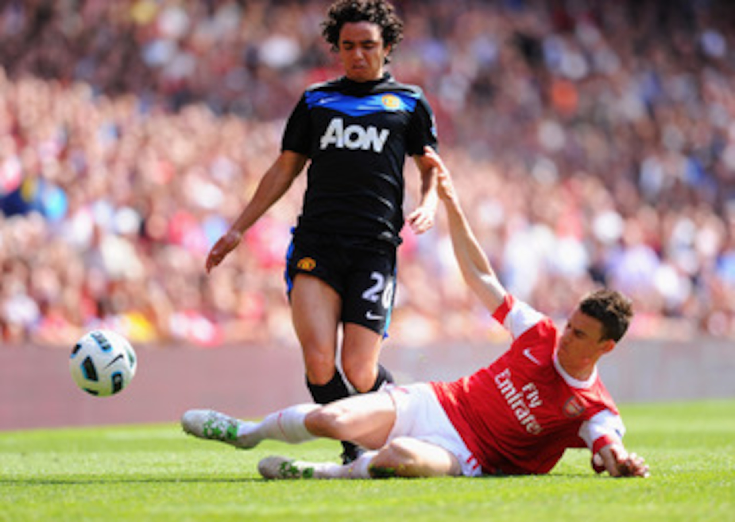 LONDON, ENGLAND - MAY 01:  Laurent Koscielny of Arsenal tackles Fabio Da Silva of Manchester United during the Barclays Premier League match between Arsenal and Manchester United at the Emirates Stadium on May 1, 2011 in London, England.  (Photo by Mike H