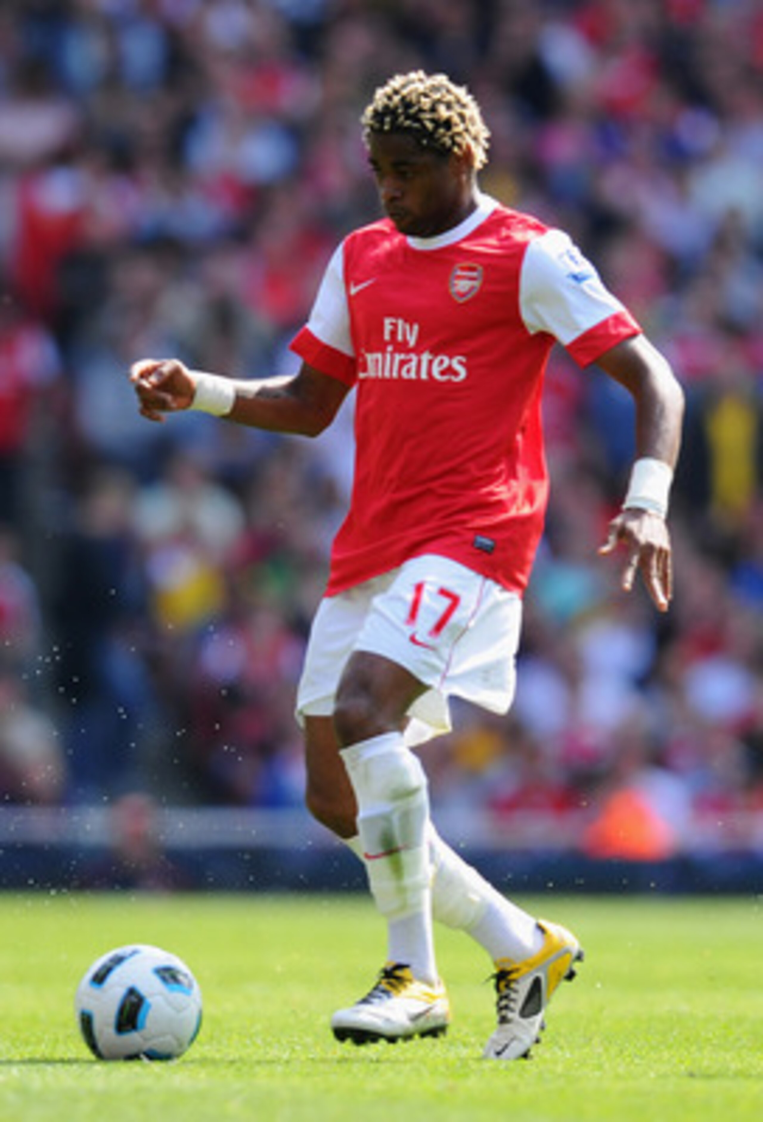 LONDON, ENGLAND - MAY 01:  Alex Song of Arsenal in action during the Barclays Premier League match between Arsenal and Manchester United at the Emirates Stadium on May 1, 2011 in London, England.  (Photo by Mike Hewitt/Getty Images)