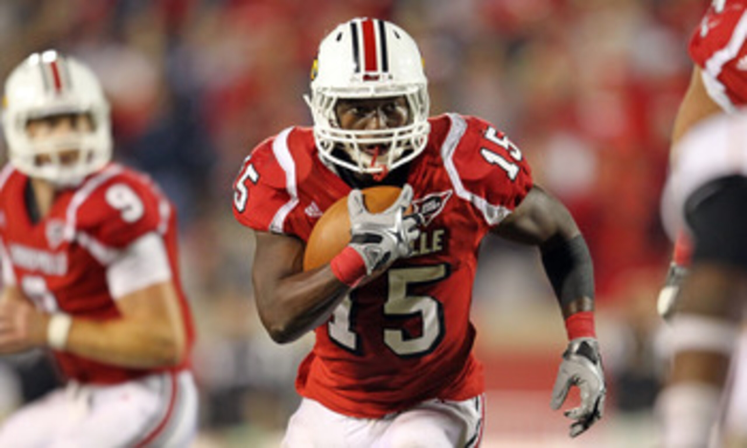 LOUISVILLE, KY - OCTOBER 15:  Bilal Powell #15 of  the Louisville Cardinals runs for a touchdown during the Big East Conference game against the Cincinnati Bearcats at Papa John's Cardinal Stadium on October 15, 2010 in Louisville, Kentucky.  (Photo by An