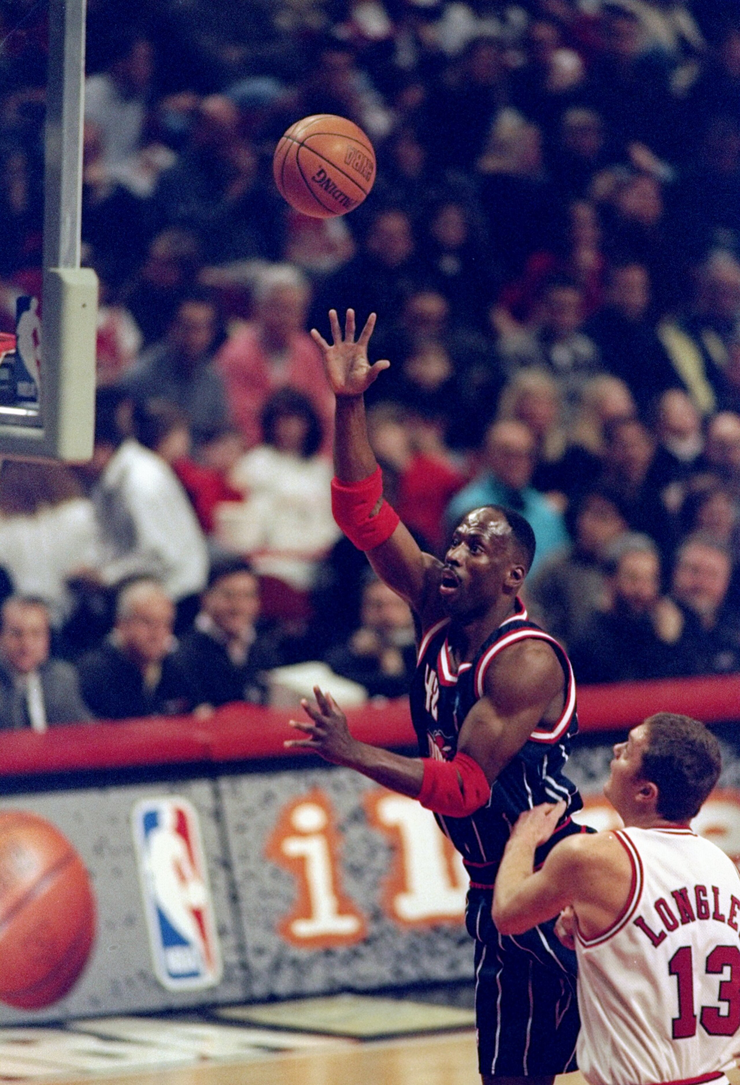 18 Jan 1998:  Forward Kevin Willis of the Houston Rockets shoots the ball during a game against the Chicago Bulls.  The Rockets won the game, 106-100. Mandatory Credit: Matthew Stockman  /Allsport