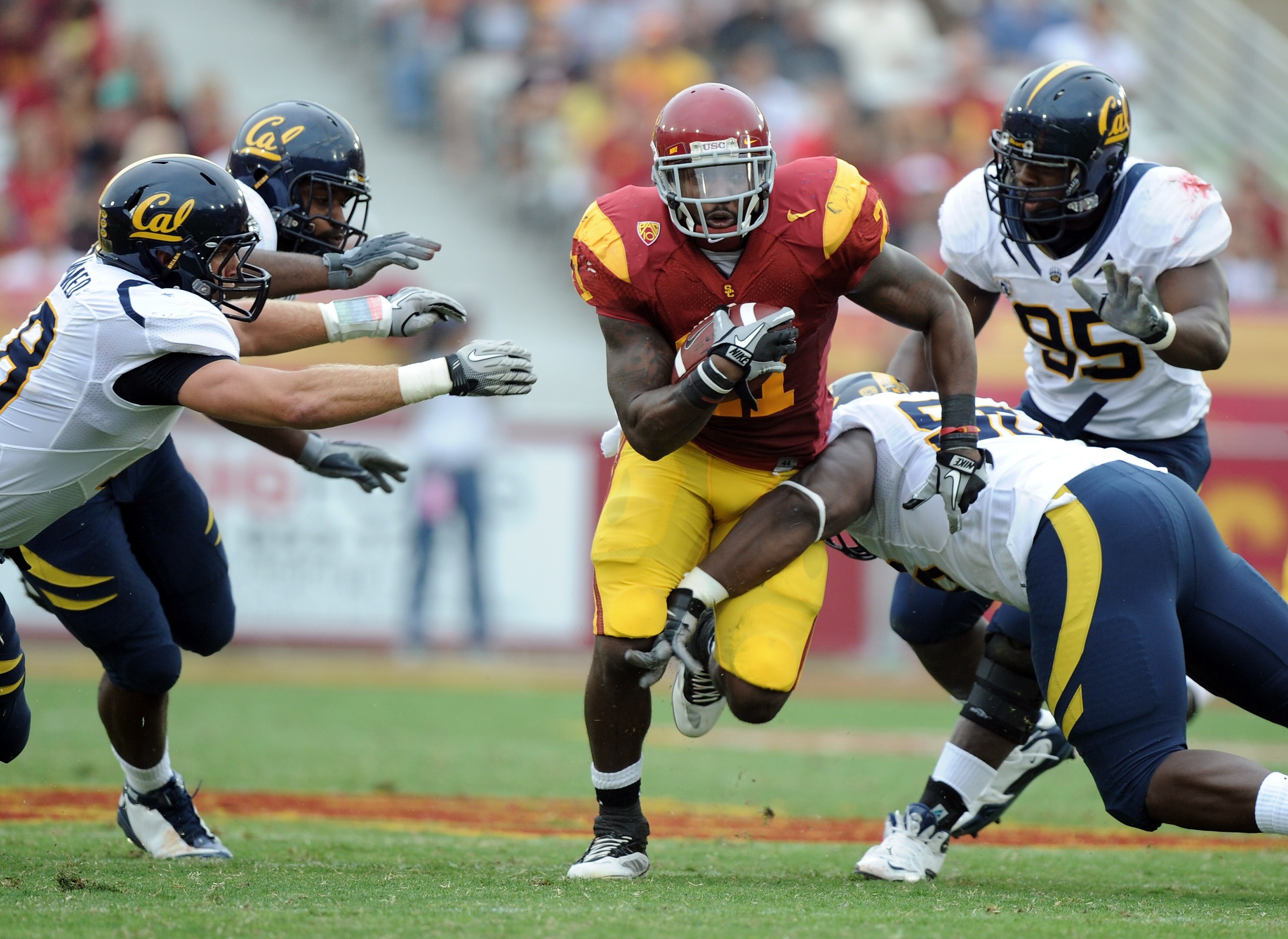 LOS ANGELES, CA - OCTOBER 16:  Allen Bradford #21 of the USC Trojans breaks through a hole in the California Golden Bears defence during the first quarter at Los Angeles Memorial Coliseum on October 16, 2010 in Los Angeles, California.  (Photo by Harry Ho