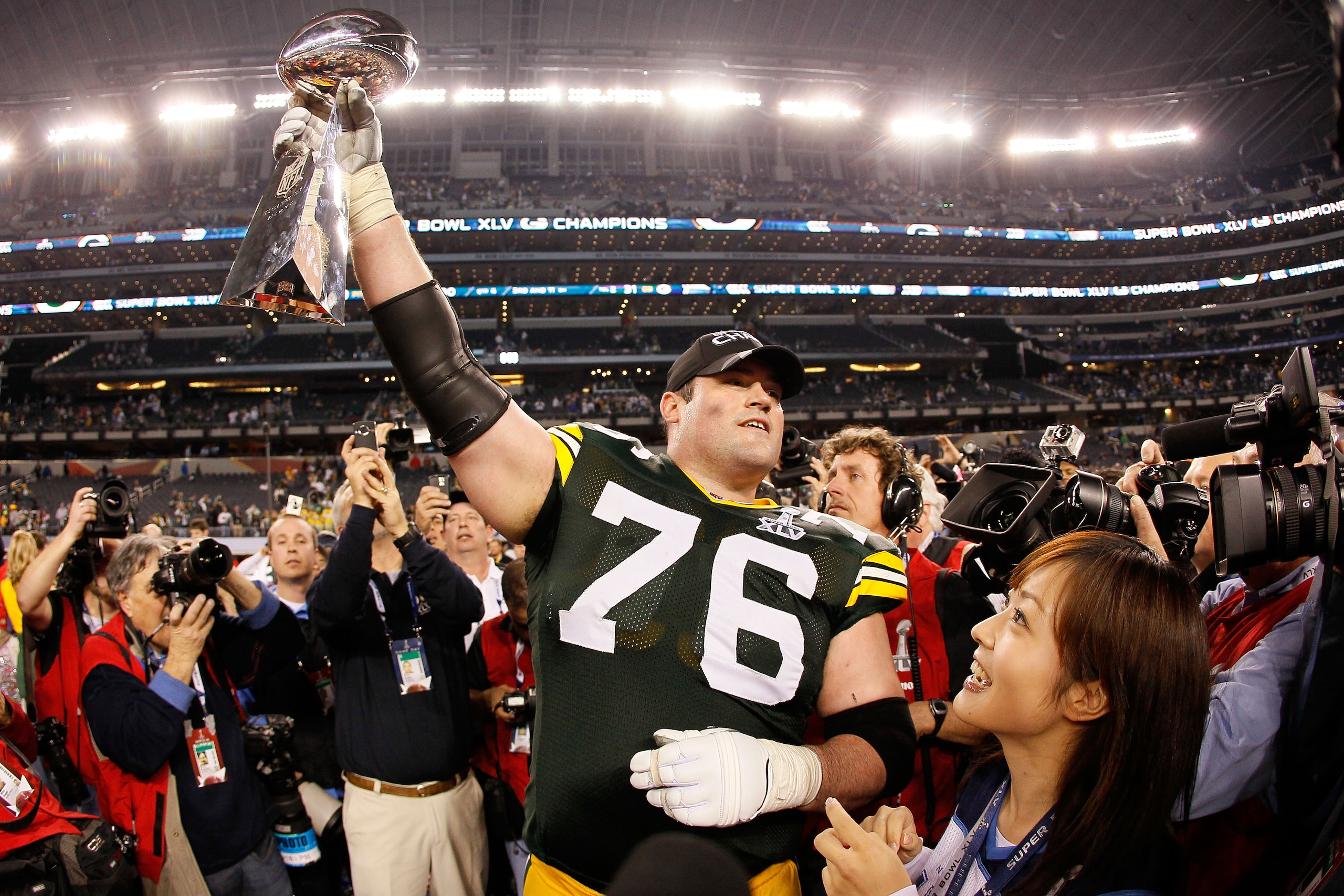 ARLINGTON, TX - FEBRUARY 06: Chad Clifton #76 of the Green Bay Packers holds up the Vince Lombardi Trophy after winning Super Bowl XLV 31-25 against the at Cowboys Stadium on February 6, 2011 in Arlington, Texas.  (Photo by Kevin C. Cox/Getty Images)