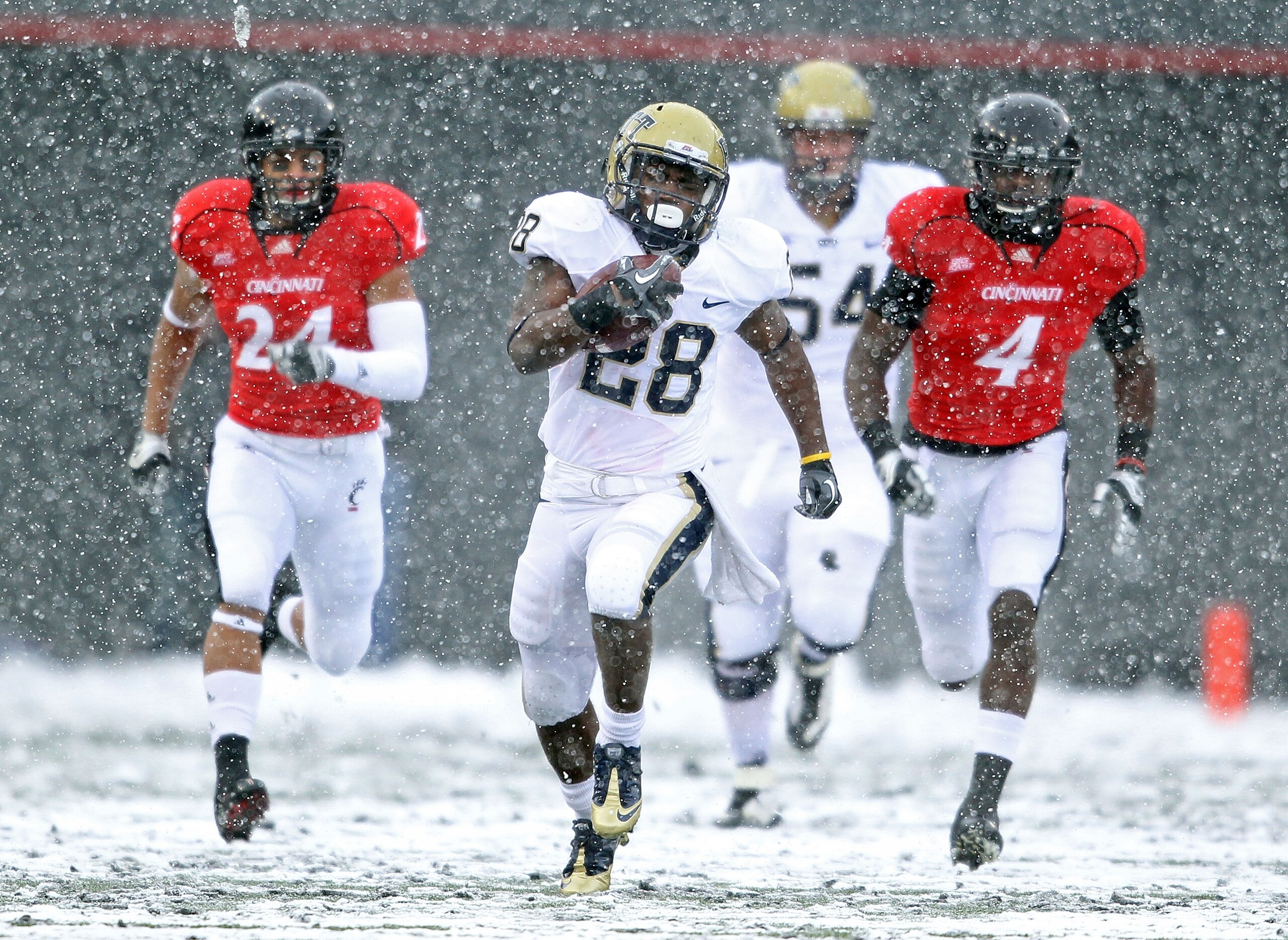 CINCINNATI, OH - DECEMBER 04:  Dion Lewis #28 of the Pittsburgh Panthers runs for a touchdown during the Big East Conference game against the Cincinnati Bearcats at Nippert Stadium on December 4, 2010 in Cincinnati, Ohio.  Pittsburgh won 28-10.  (Photo by