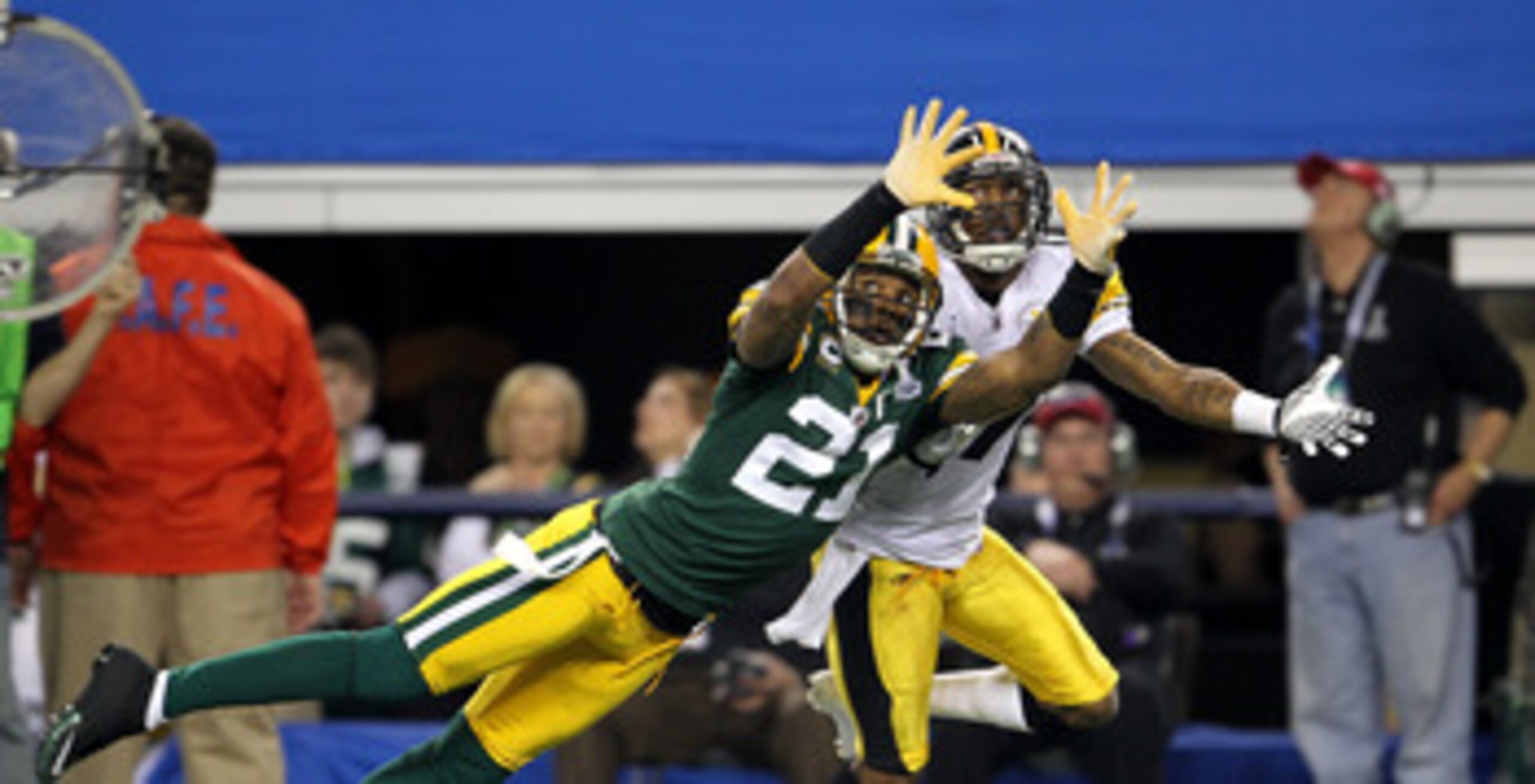 ARLINGTON, TX - FEBRUARY 06:  Charles Woodson #21 of the Green Bay Packers is injured as he attempts to break up a pass intended for Mike Wallace #17 of the Pittsburgh Steelers during Super Bowl XLV at Cowboys Stadium on February 6, 2011 in Arlington, Tex