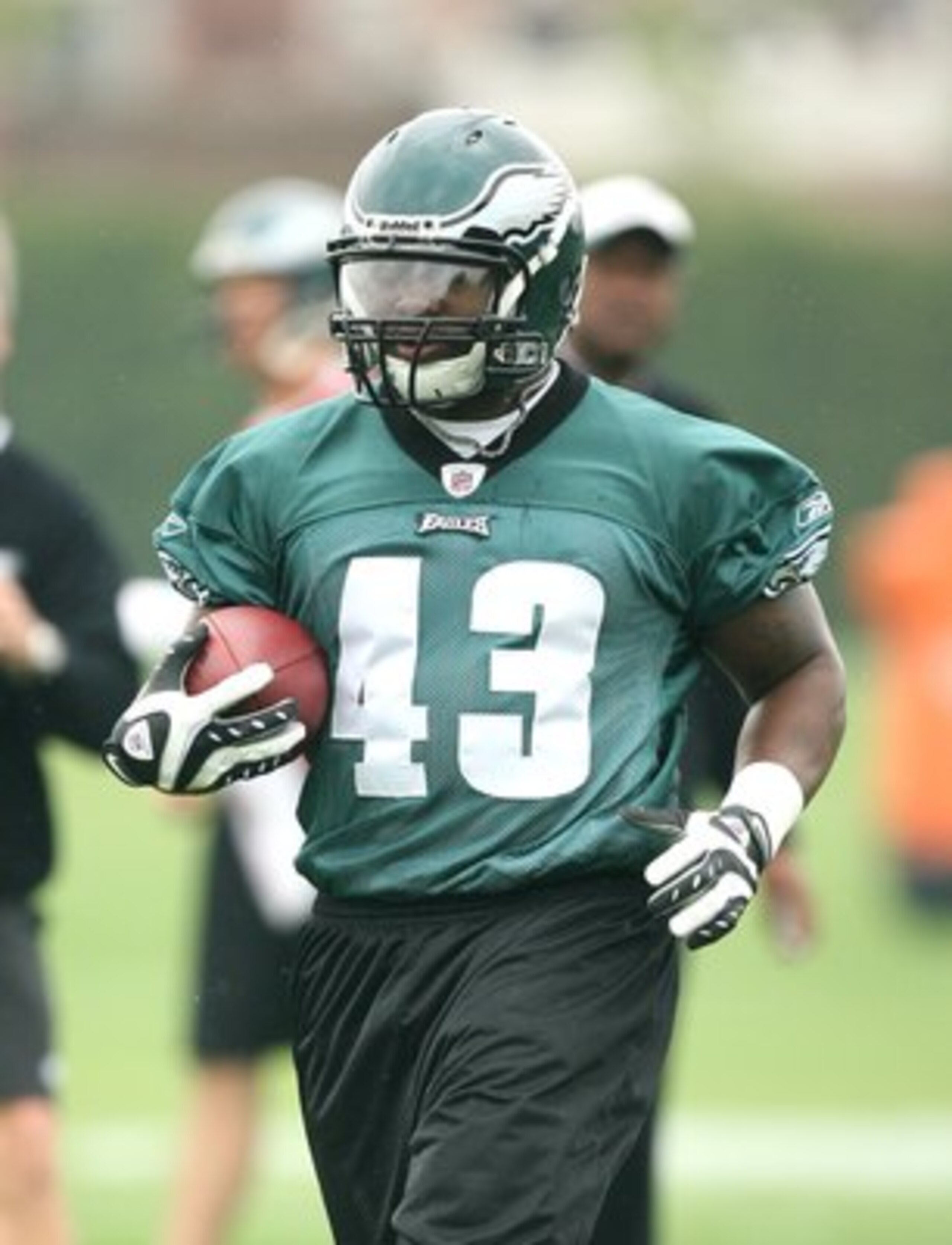 PHILADELPHIA - MAY 1: Fullback Leonard Weaver #43 of the Philadelphia Eagles runs the ball during minicamp practice at the NovaCare Complex on May 1, 2009 in Philadelphia, Pennsylvania. (Photo by Hunter Martin/Getty Images)