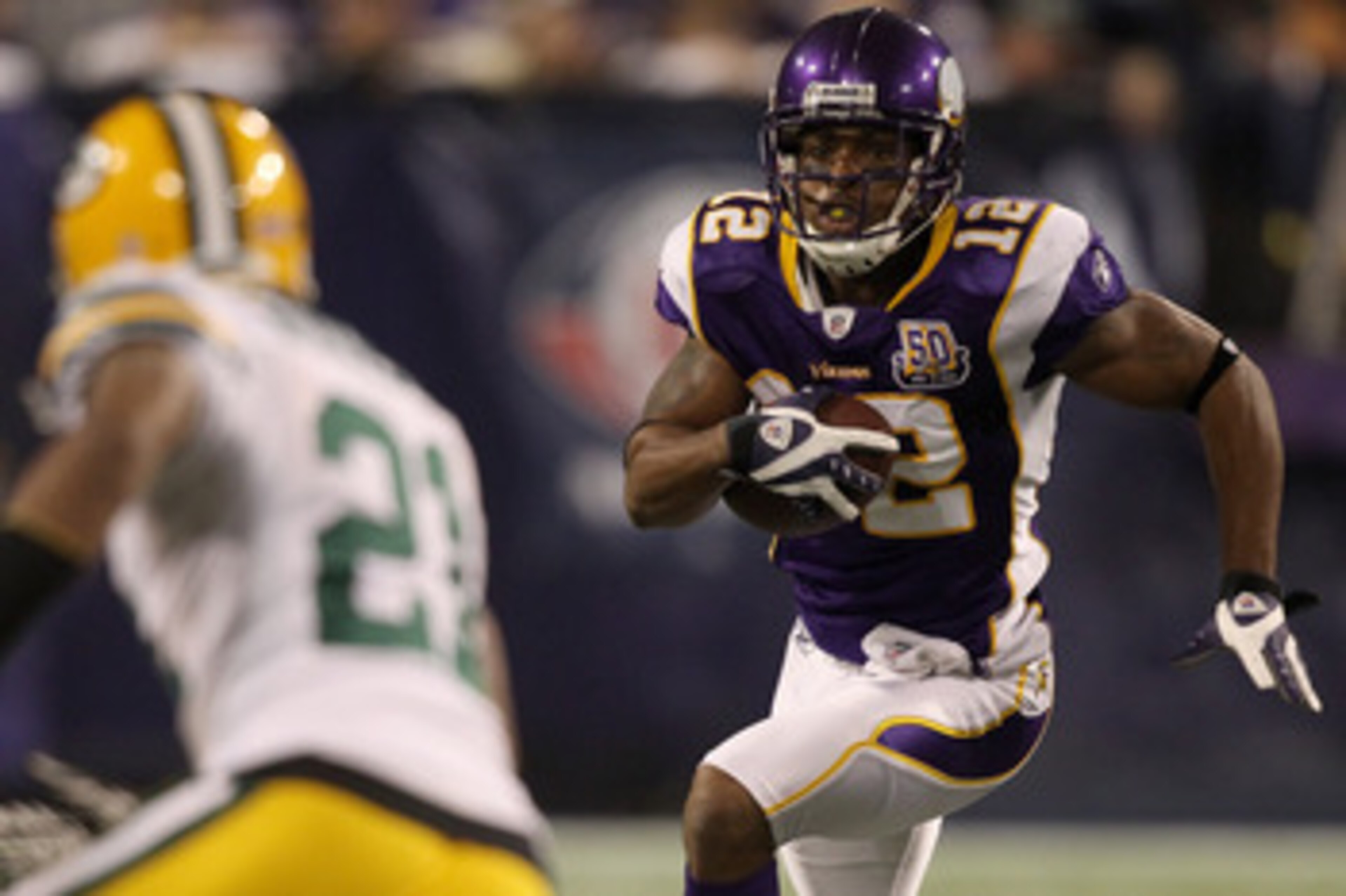 MINNEAPOLIS - NOVEMBER 21: Percy Harvin #12 of the Minnesota Vikings carries the ball after making a catch against the Green Bay Packers at the Hubert H. Humphrey Metrodome on November 21, 2010 in Minneapolis, Minnesota.  (Photo by Matthew Stockman/Getty