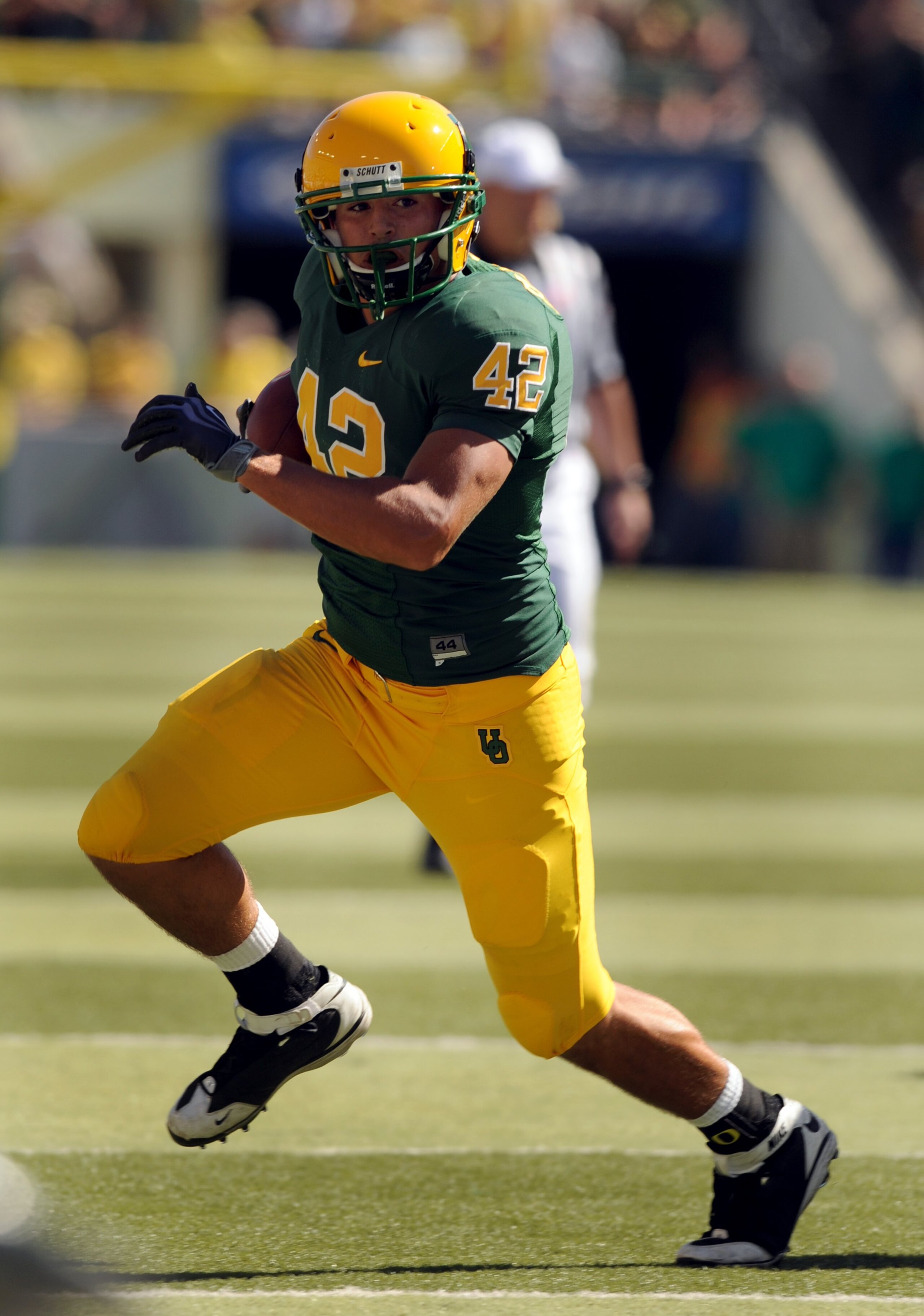 EUGENE, OR - SEPTEMBER 26: Tight end David Paulson #42 of the Oregon Ducks heads up the field with a reception in the third quarter of the game against the California Bears at Autzen Stadium on September 26, 2009 in Eugene, Oregon. Oregon won the game 42-