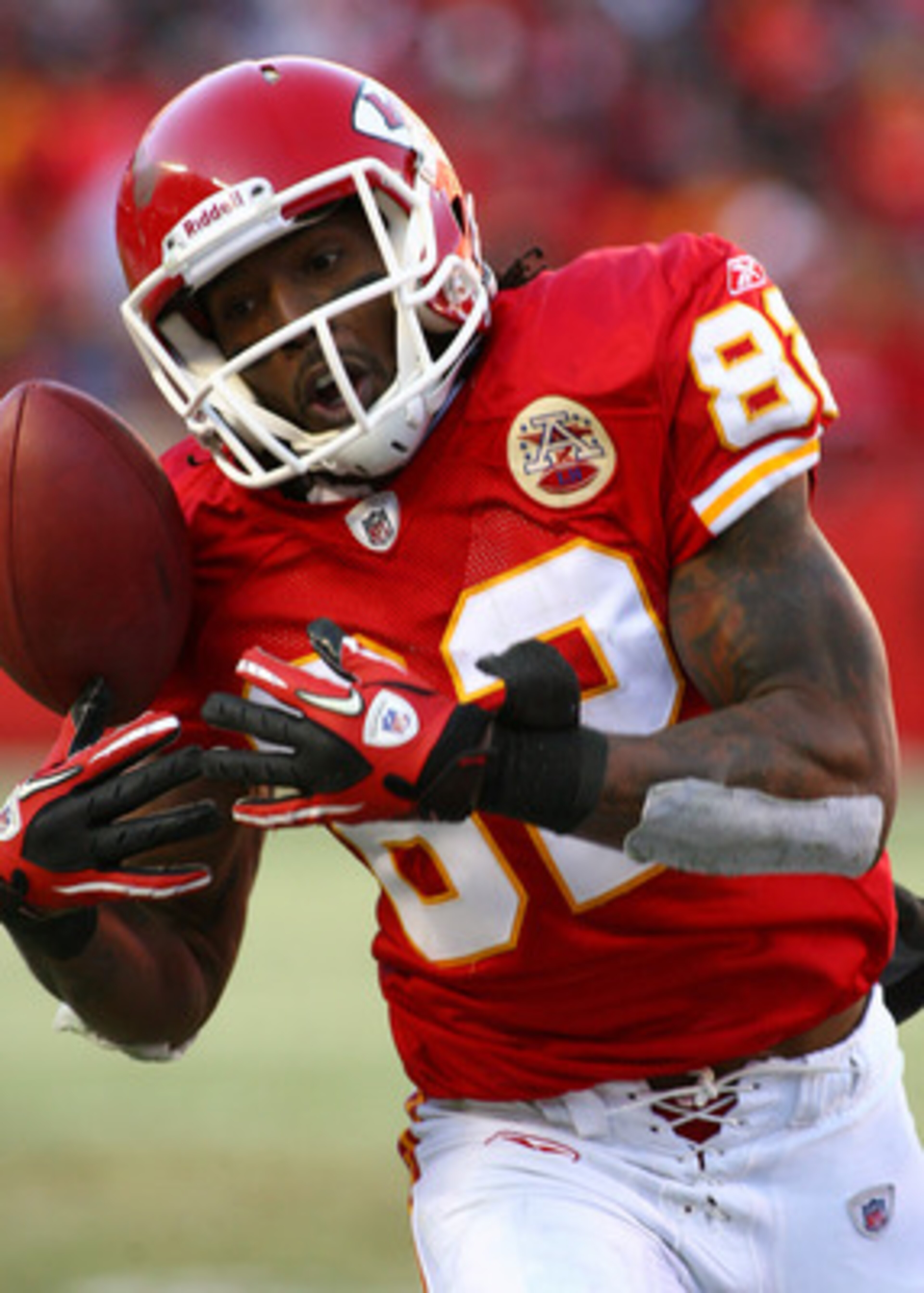 KANSAS CITY, MO - JANUARY 02:  Wide receiver Dwayne Bowe #82 of the Kansas City Chiefs bobbles the ball in a game against the Oakland Raiders at Arrowhead Stadium on January 2, 2011 in Kansas City, Missouri.  (Photo by Tim Umphrey/Getty Images)