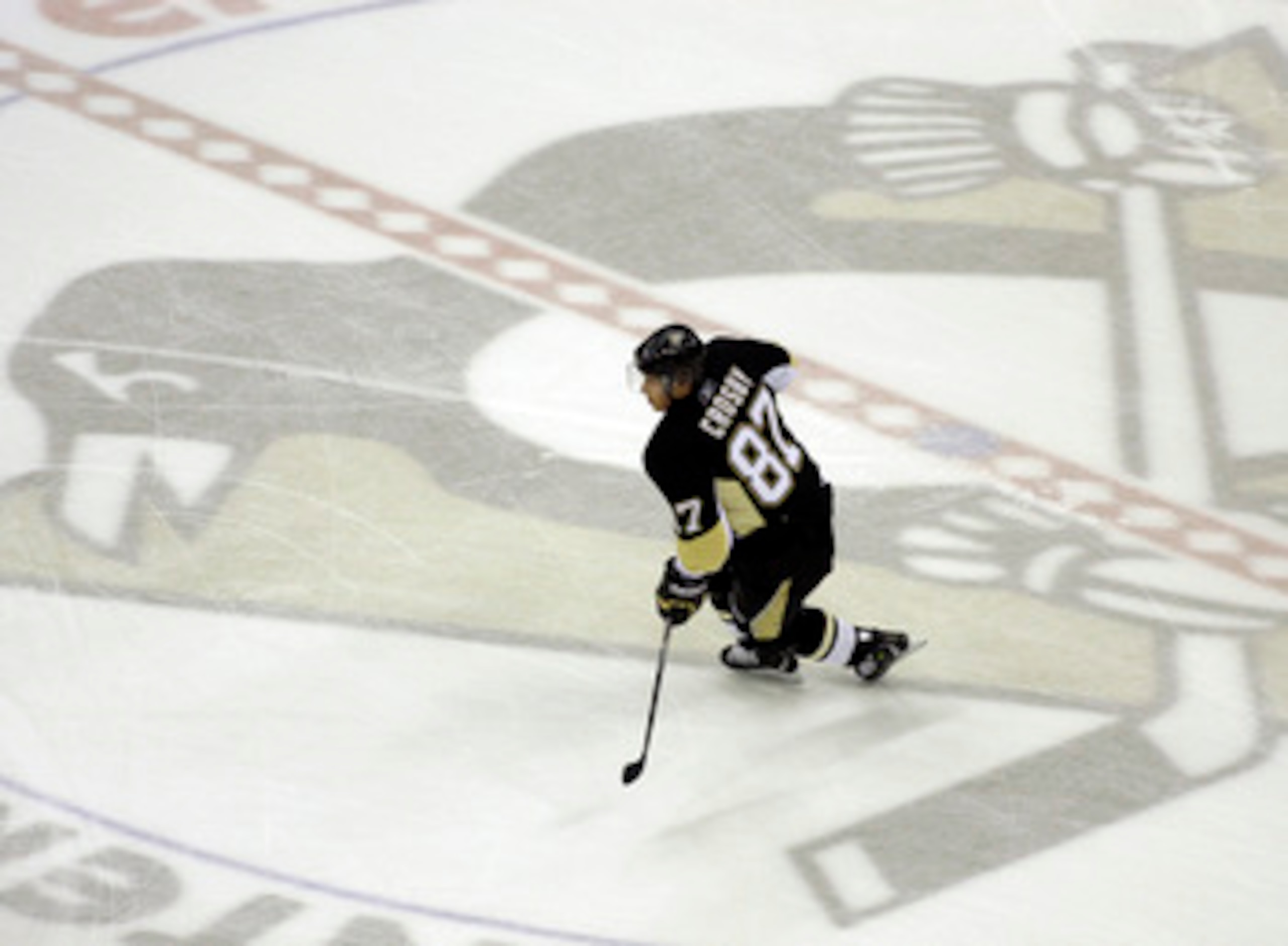 PITTSBURGH, PA - JANUARY 05:  Sidney Crosby #87 of the Pittsburgh Penguins skates during warmups prior to taking on the Tampa Bay Lightning on January 5, 2011 at Consol Energy Center in Pittsburgh, Pennsylvania.  (Photo by Justin K. Aller/Getty Images)