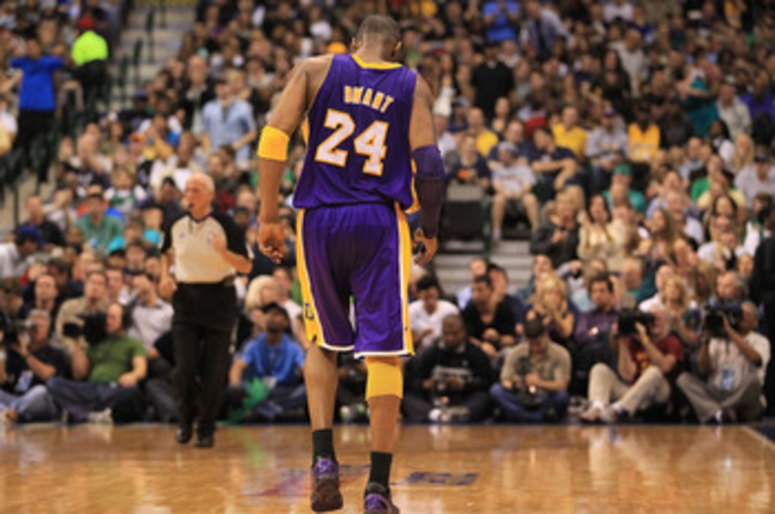 DALLAS, TX - MARCH 12:  Guard Kobe Bryant #24 of the Los Angeles Lakers leaves the court after an injury during play against the Dallas Mavericks at American Airlines Center on March 12, 2011 in Dallas, Texas.  NOTE TO USER: User expressly acknowledges an