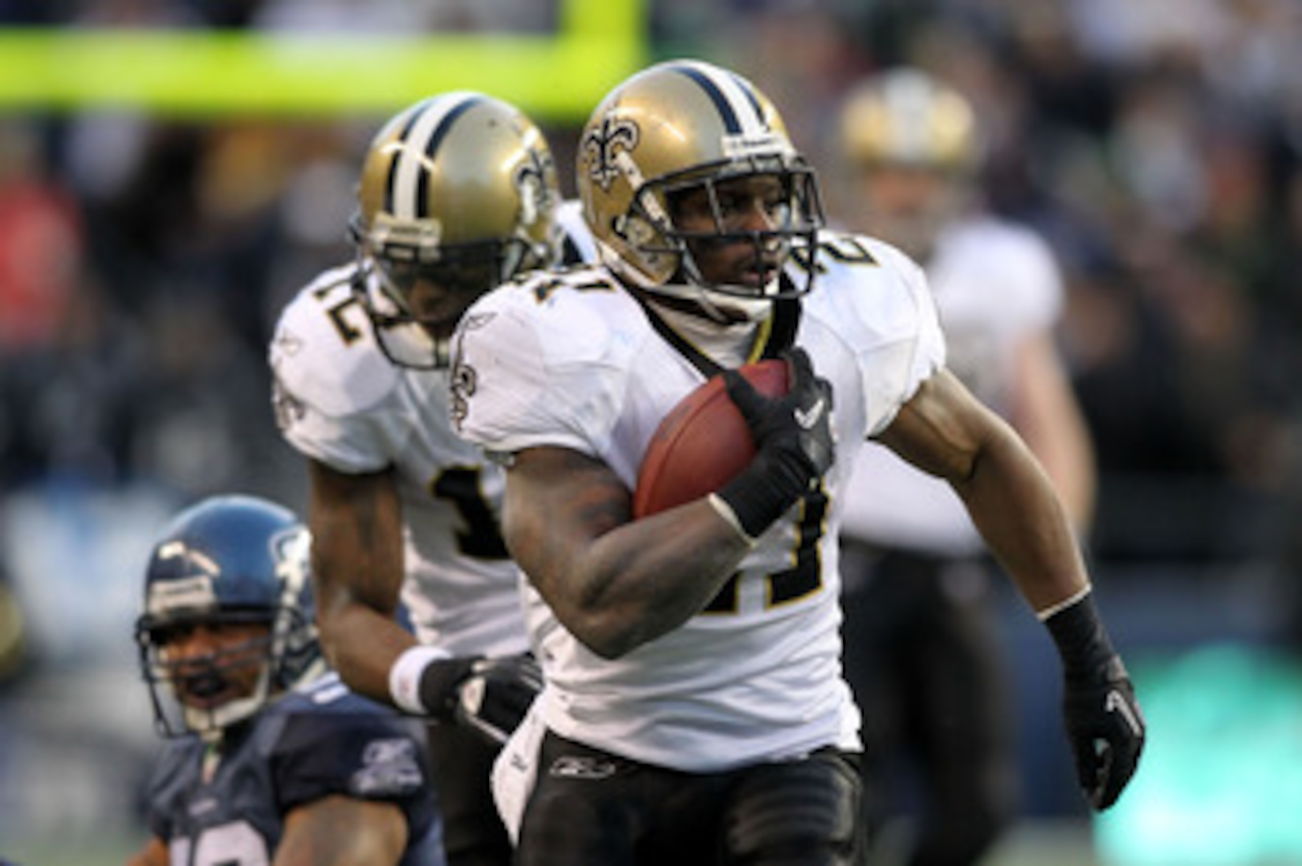 SEATTLE, WA - JANUARY 08:  Julius Jones #21 of the New Orleans Saints runs down field against the Seattle Seahawks during the 2011 NFC wild-card playoff game at Qwest Field on January 8, 2011 in Seattle, Washington.  (Photo by Jonathan Ferrey/Getty Images