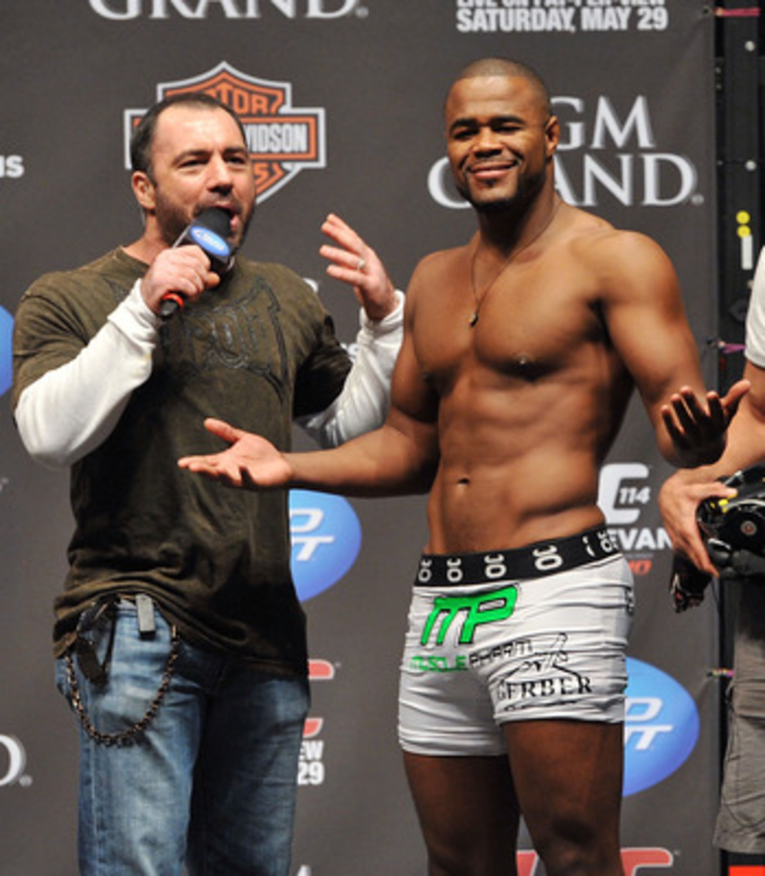 LAS VEGAS - MAY 28: UFC fighter Rashad Evans (R) reacts to the crowd while speaking to UFC announcer Joe Rogan (L) about his fight against UFC fighter Quinton 'Rampage' Jackson at UFC 114: Rampage versus Rashad at the Mandalay Bay Hotel on May 28, 2010 i LAS VEGAS - MAY 28: UFC fighter Rashad Evans (R) reacts to the crowd while speaking to UFC announcer Joe Rogan (L) about his fight against UFC fighter Quinton 'Rampage' Jackson at UFC 114: Rampage versus Rashad at the Mandalay Bay Hotel on May 28, 2010 i