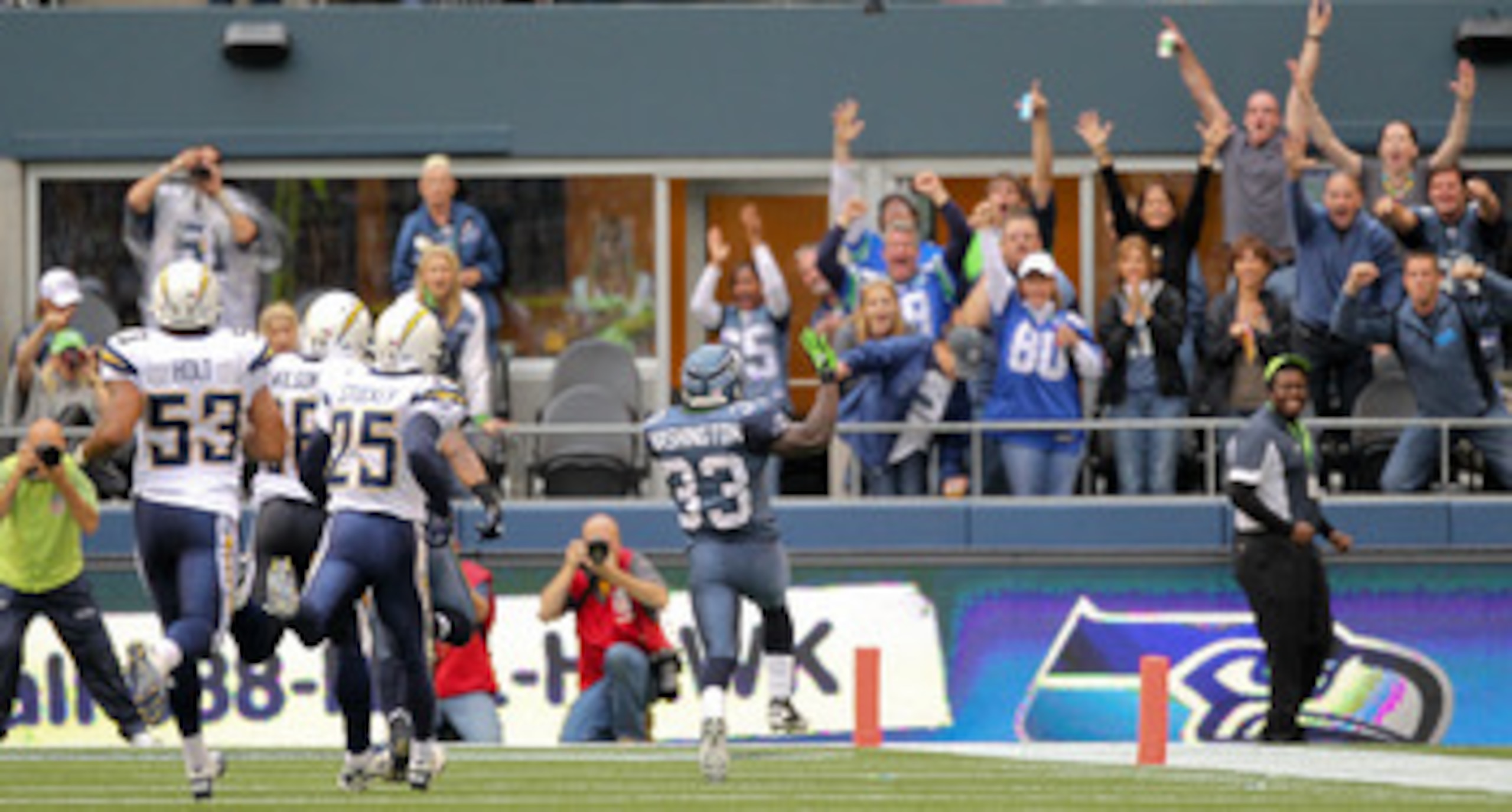 SEATTLE - SEPTEMBER 26:  Kick returner Leon Washington #33 of the Seattle Seahawks scores on his second kickoff return for a touchdown against the San Diego Chargers at Qwest Field on September 26, 2010 in Seattle, Washington. The Seahawks defeated the Ch