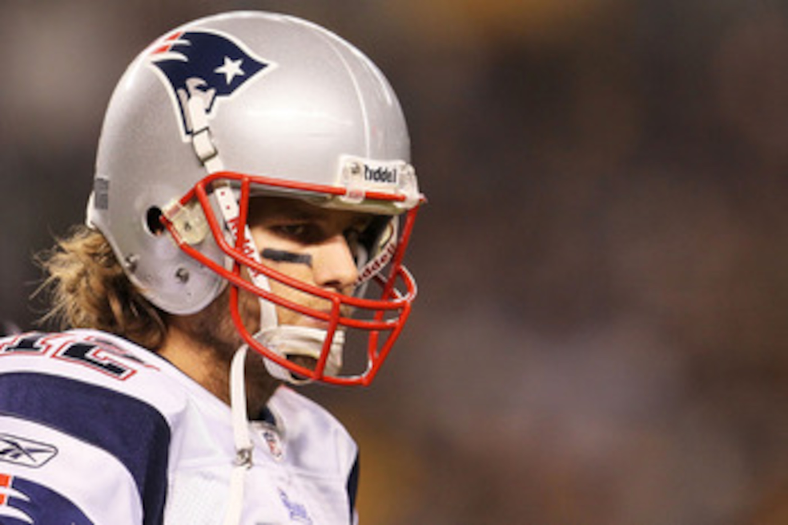 PITTSBURGH - NOVEMBER 14:  Tom Brady #12 of the New England Patriots waits for play to resume against the Pittsburgh Steelers on November 14, 2010 at Heinz Field in Pittsburgh, Pennsylvania.  (Photo by Chris McGrath/Getty Images)