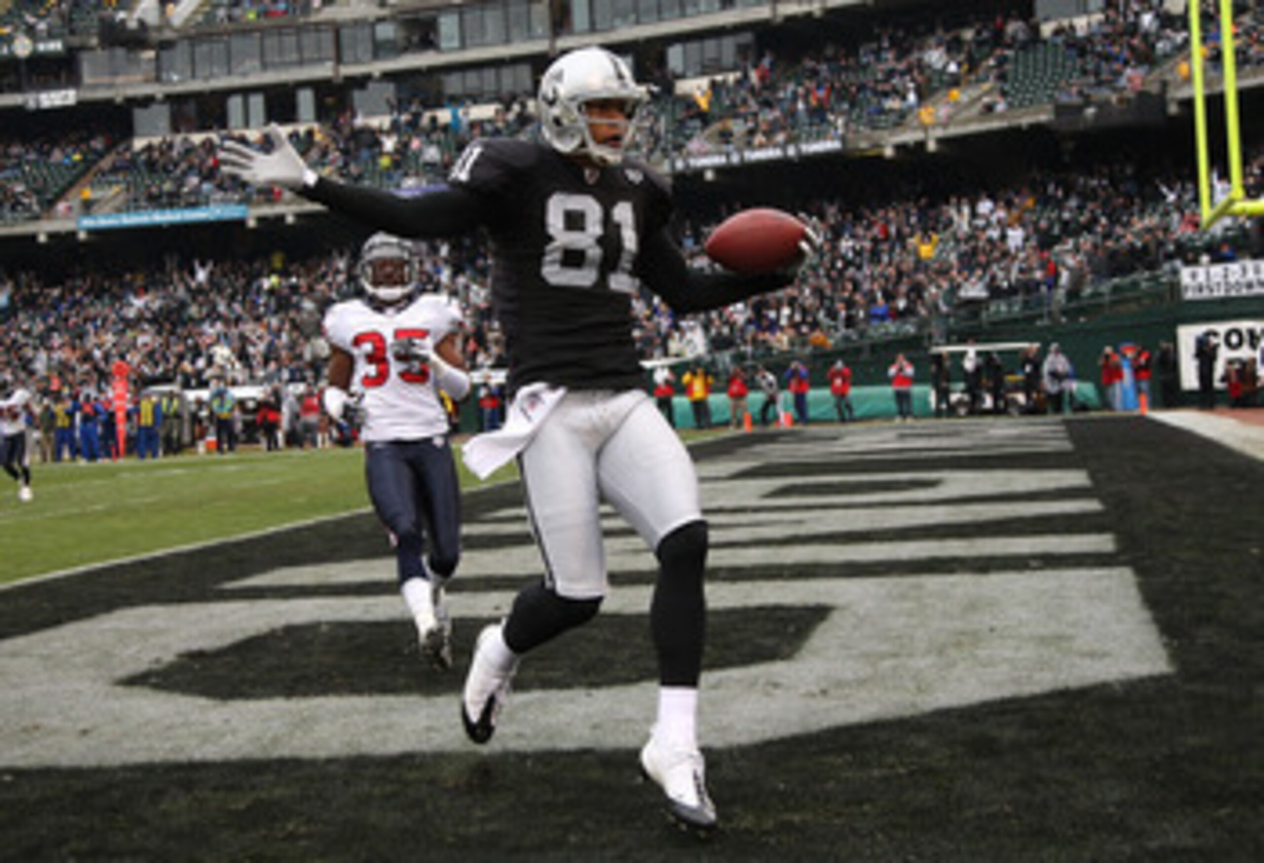 OAKLAND, CA - DECEMBER 21: Chaz Schilens #81 of the Oakland Raiders celebrates scoring a touchdown past Jacques Reeves #35 of the Houston Texans during an NFL game on December 21, 2008 at the Oakland-Alameda County Coliseum in Oakland, California. (Photo OAKLAND, CA - DECEMBER 21: Chaz Schilens #81 of the Oakland Raiders celebrates scoring a touchdown past Jacques Reeves #35 of the Houston Texans during an NFL game on December 21, 2008 at the Oakland-Alameda County Coliseum in Oakland, California. (Photo