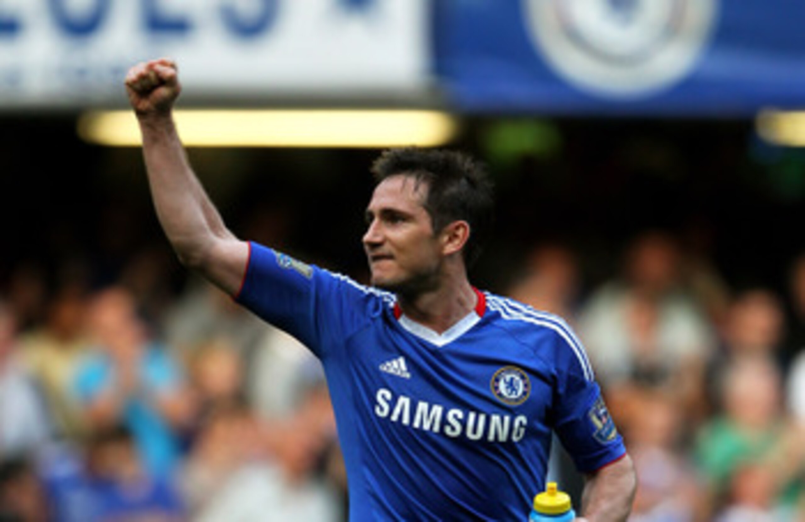 LONDON, ENGLAND - APRIL 30:  Frank Lampard of Chelsea celebrates following his team's 2-1 victory during the Barclays Premier League match between Chelsea and Tottenham Hotspur at Stamford Bridge on April 30, 2011 in London, England.  (Photo by Clive Rose