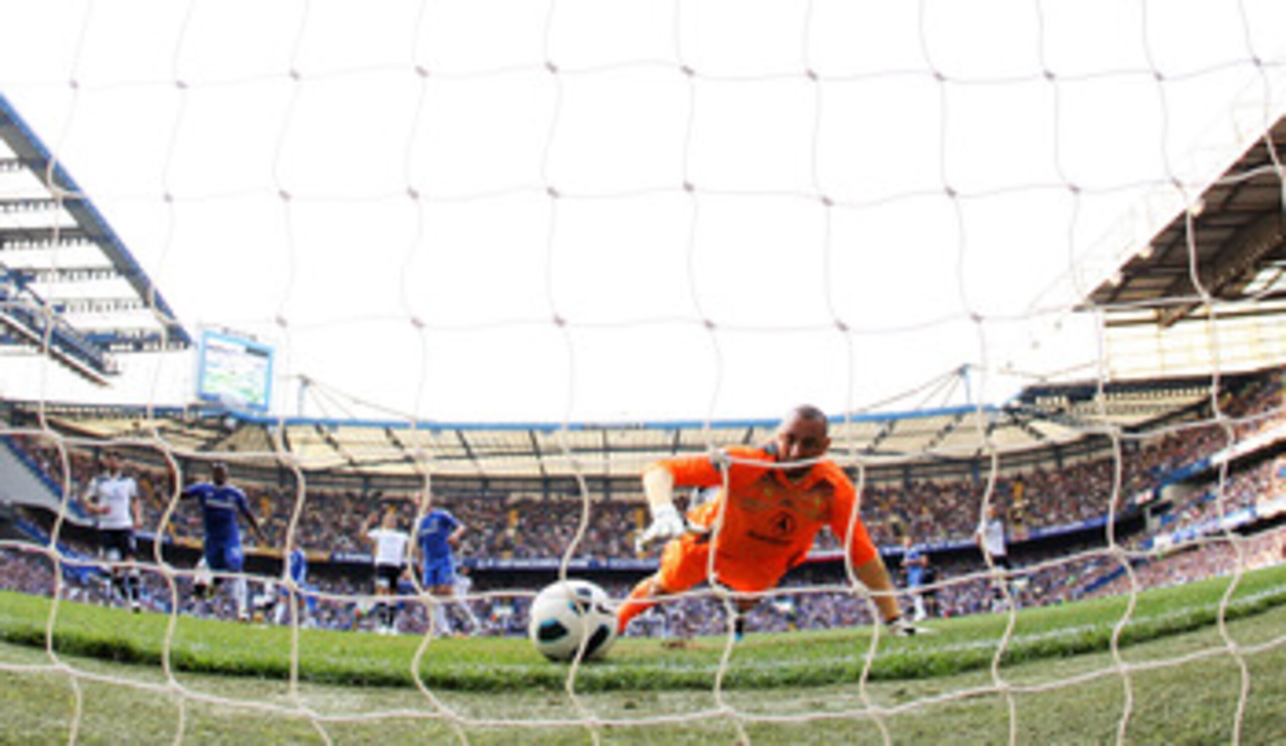 LONDON, ENGLAND - APRIL 30:  Heurelho Gomes of Spurs attempts to save the shot from Frank Lampard of Chelsea during the Barclays Premier League match between Chelsea and Tottenham Hotspur at Stamford Bridge on April 30, 2011 in London, England.  The Goal 