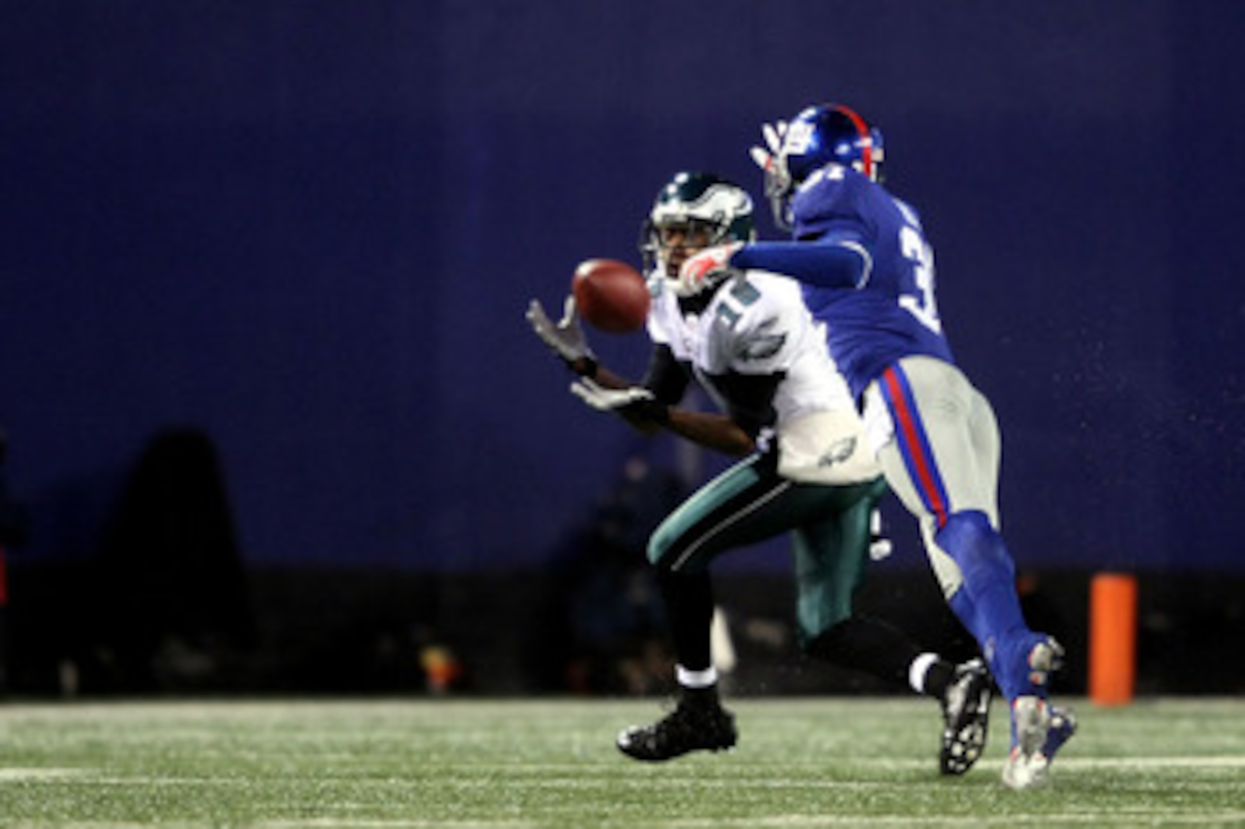 EAST RUTHERFORD, NJ - DECEMBER 13:  DeSean Jackson #10 of the Philadelphia Eagles catches a ball on his way to scoring a touchdown against Aaron Ross #31 of the New York Giants at Giants Stadium on December 13, 2009 in East Rutherford, New Jersey.  (Photo