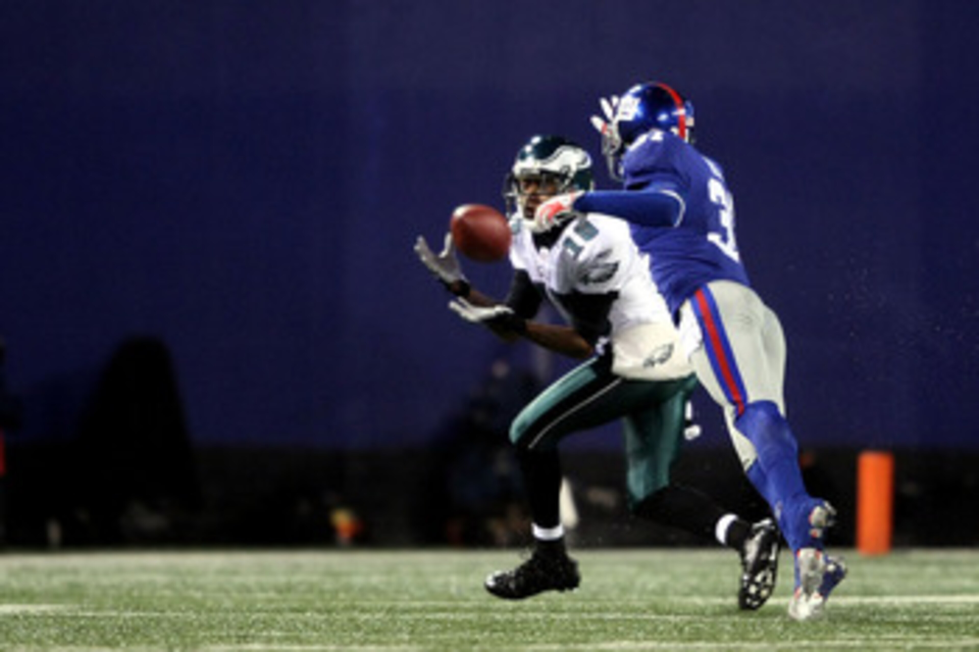EAST RUTHERFORD, NJ - DECEMBER 13:  DeSean Jackson #10 of the Philadelphia Eagles catches a ball on his way to scoring a touchdown against Aaron Ross #31 of the New York Giants at Giants Stadium on December 13, 2009 in East Rutherford, New Jersey.  (Photo