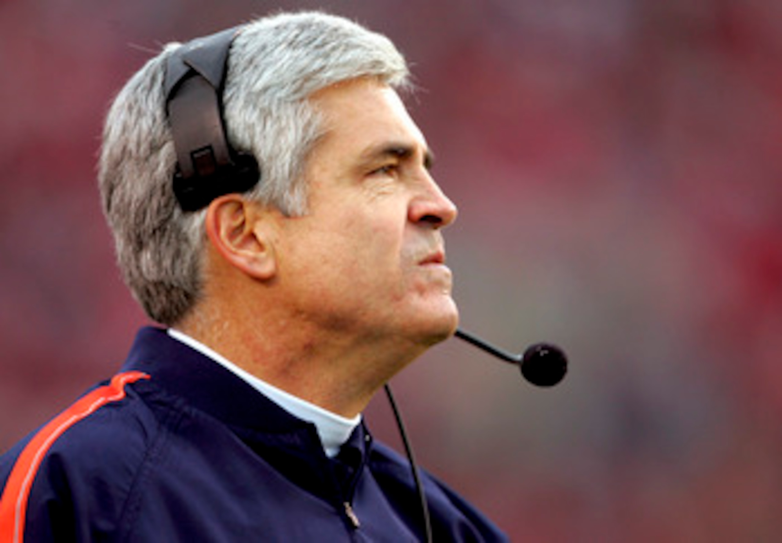 LOUISVILLE, KY - NOVEMBER 26:  Coach Greg Robinson of Syracuse in the first quarter against Louisville November 26, 2005 at Papa John's Cardinal Stadium in Louisville, Kentucky.  (Photo by Matthew Stockman/Getty Images)