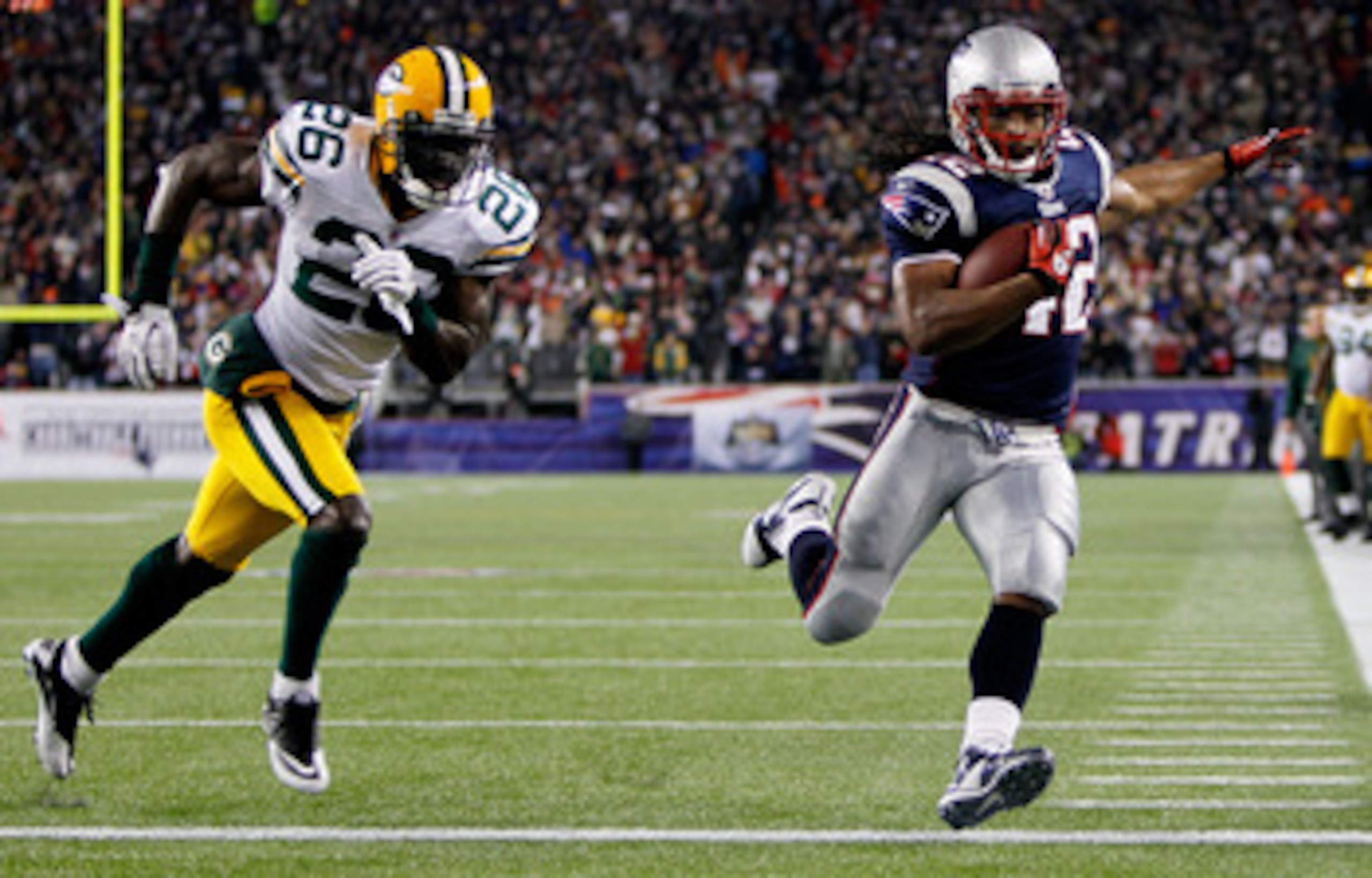 FOXBORO, MA - DECEMBER 19: Running back BenJarvus Green-Ellis #42 of the New England Patriots runs 33 yards to score a touchdown in the first quarter against safety Charlie Peprah #26 of the Green Bay Packers at Gillette Stadium on December 19, 2010 in F FOXBORO, MA - DECEMBER 19: Running back BenJarvus Green-Ellis #42 of the New England Patriots runs 33 yards to score a touchdown in the first quarter against safety Charlie Peprah #26 of the Green Bay Packers at Gillette Stadium on December 19, 2010 in F