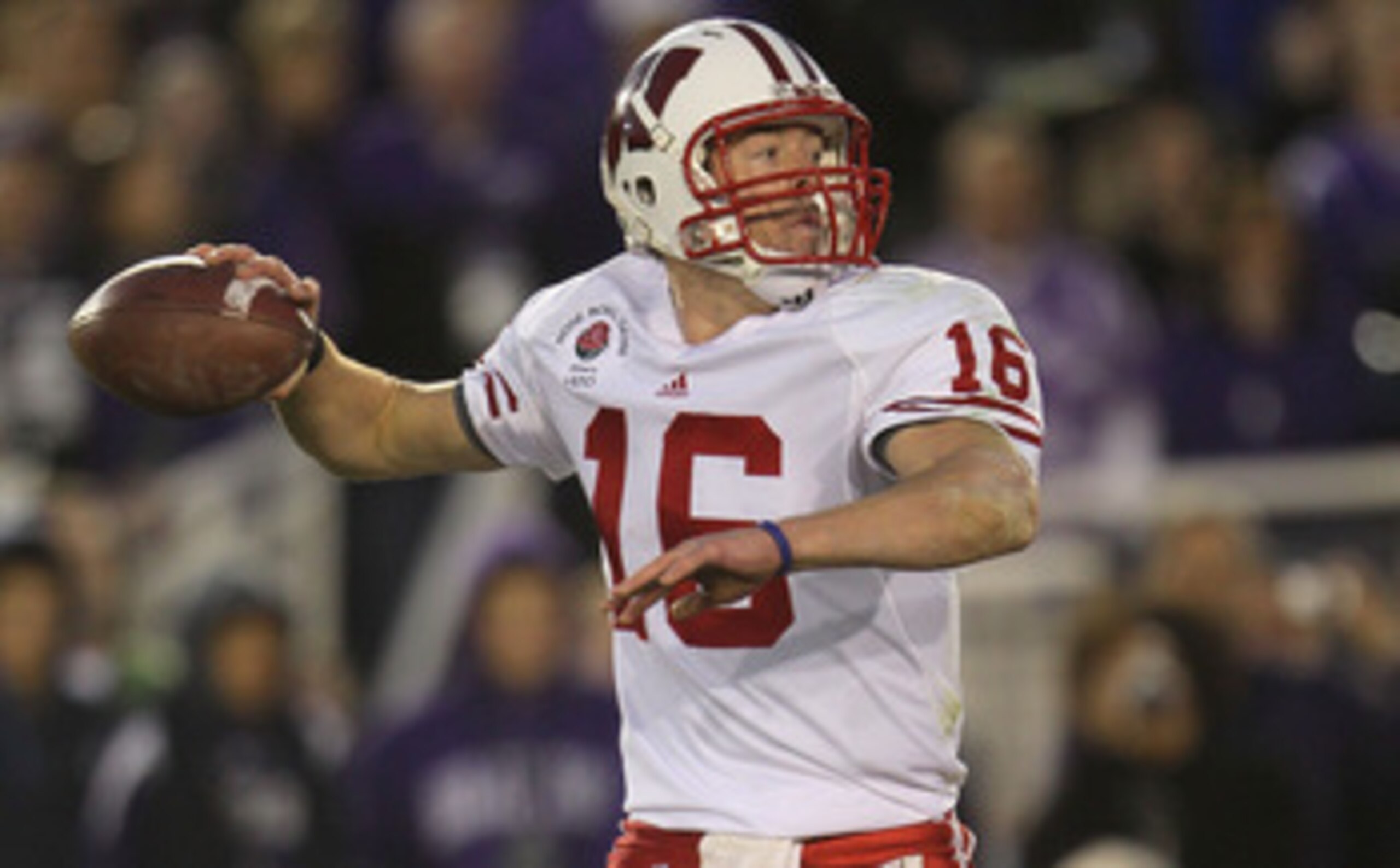 PASADENA, CA - JANUARY 01:  Quarterback Scott Tolzien #16 of the Wisconsin Badgers looks to pass the ball against the TCU Horned Frogs in the 97th Rose Bowl game on January 1, 2011 in Pasadena, California.  (Photo by Jeff Gross/Getty Images)