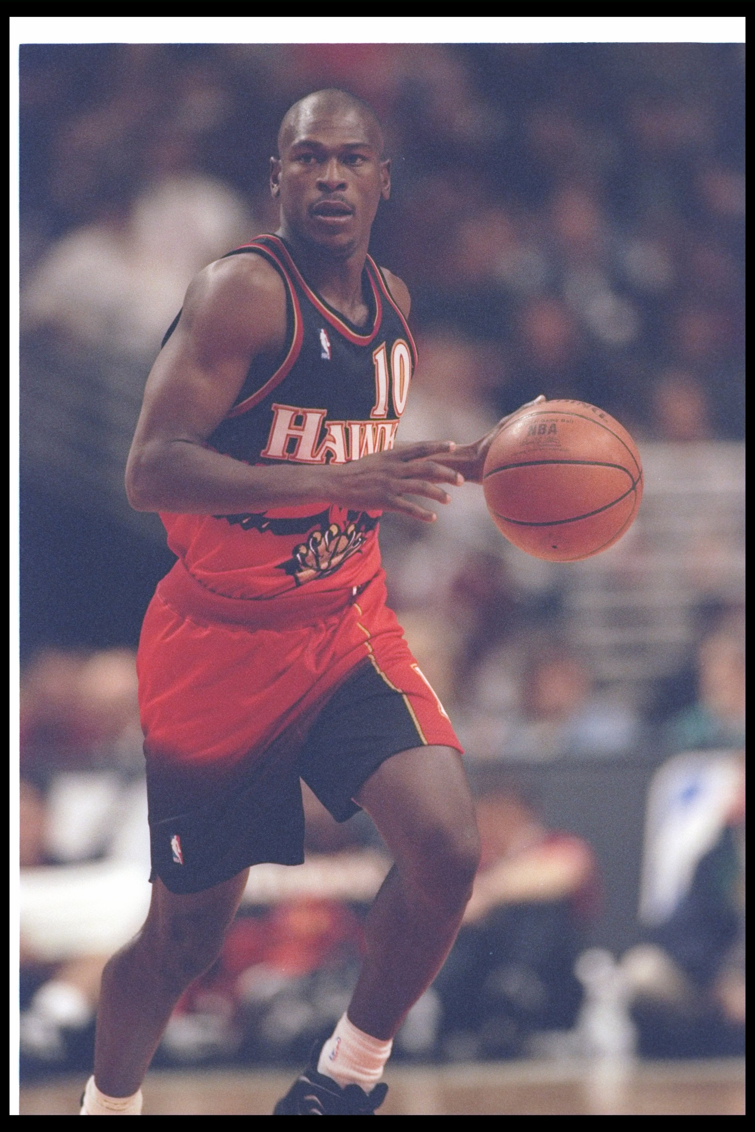 22 Oct 1996:  Guard Mookie Blaylock of the Atlanta Hawks moves the ball during a game against the Chicago Bulls at the United Center in Chicago, Illinois.  The Hawks won the game, 102-80.    Mandatory Credit: Jonathan Daniel  /Allsport