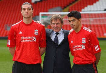 LIVERPOOL, ENGLAND - FEBRUARY 03:  Kenny Dalglish the manager of Liverpool stands between his new signings, Andy Carroll (l) and Luis Suarez (r) during a photocall at Anfield on February 3, 2011 in Liverpool, England.  (Photo by Alex Livesey/Getty Images)