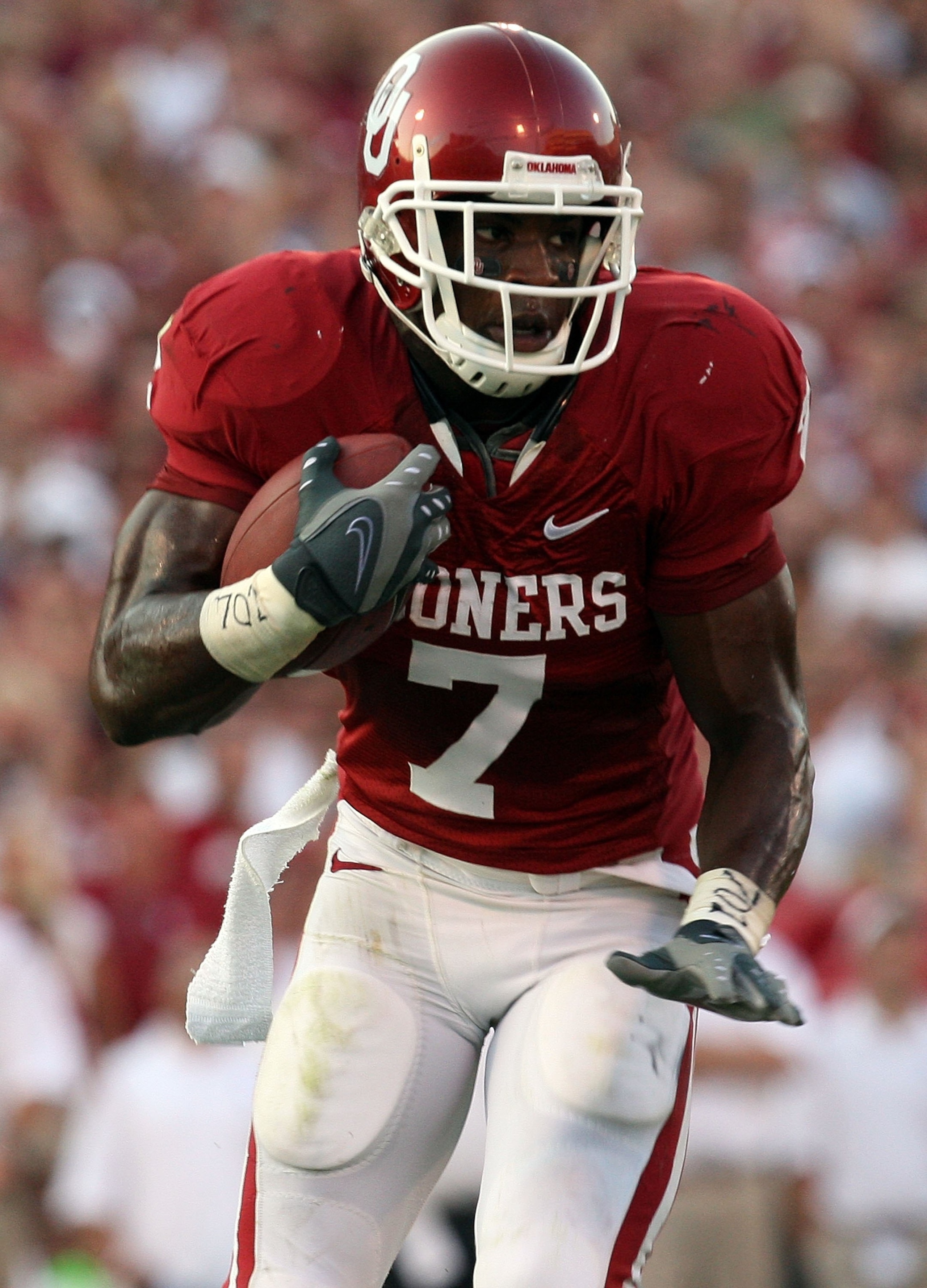 NORMAN, OK - SEPTEMBER 27:  Running back DeMarco Murray #7 of the Oklahoma Sooners during play against the TCU Horned Frogs at Memorial Stadium on September 27, 2008 in Norman, Oklahoma.  (Photo by Ronald Martinez/Getty Images)