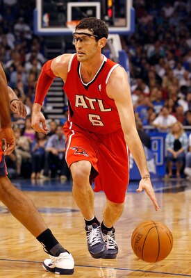 ORLANDO, FL - APRIL 19:  Kirk Hinrich #6 of the Atlanta Hawks drives against the Orlando Magic during Game Two of the Eastern Conference Quarterfinals of the 2011 NBA Playoffs on April 19, 2011 at the Amway Arena in Orlando, Florida.  NOTE TO USER: User e