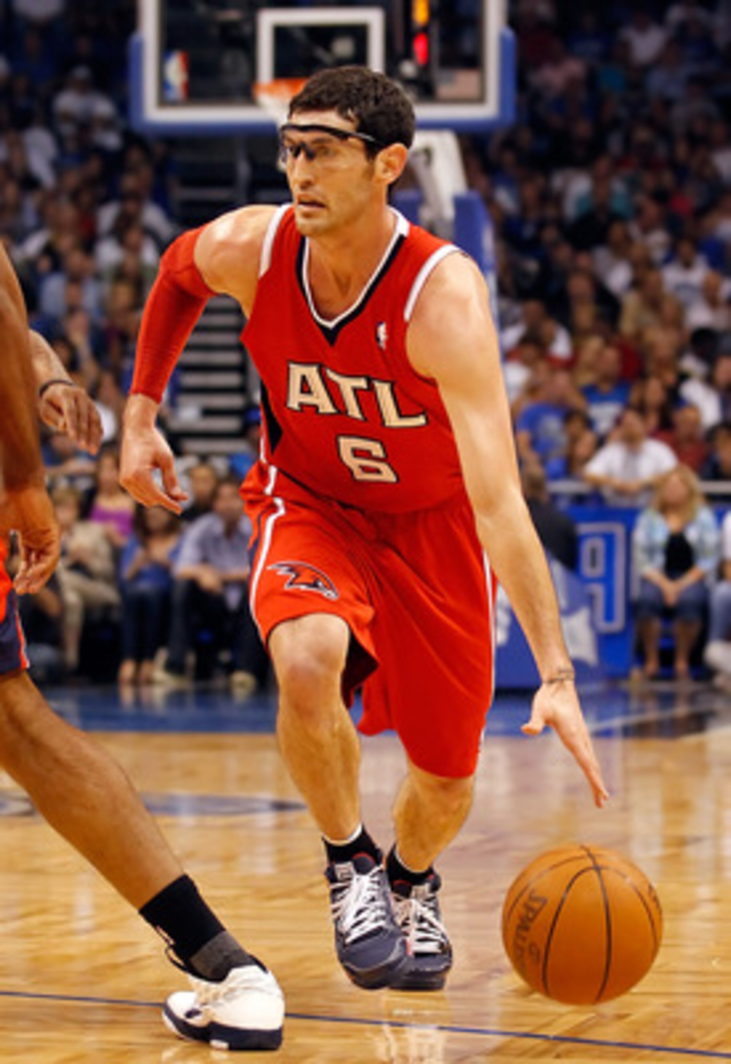 ORLANDO, FL - APRIL 19:  Kirk Hinrich #6 of the Atlanta Hawks drives against the Orlando Magic during Game Two of the Eastern Conference Quarterfinals of the 2011 NBA Playoffs on April 19, 2011 at the Amway Arena in Orlando, Florida.  NOTE TO USER: User e