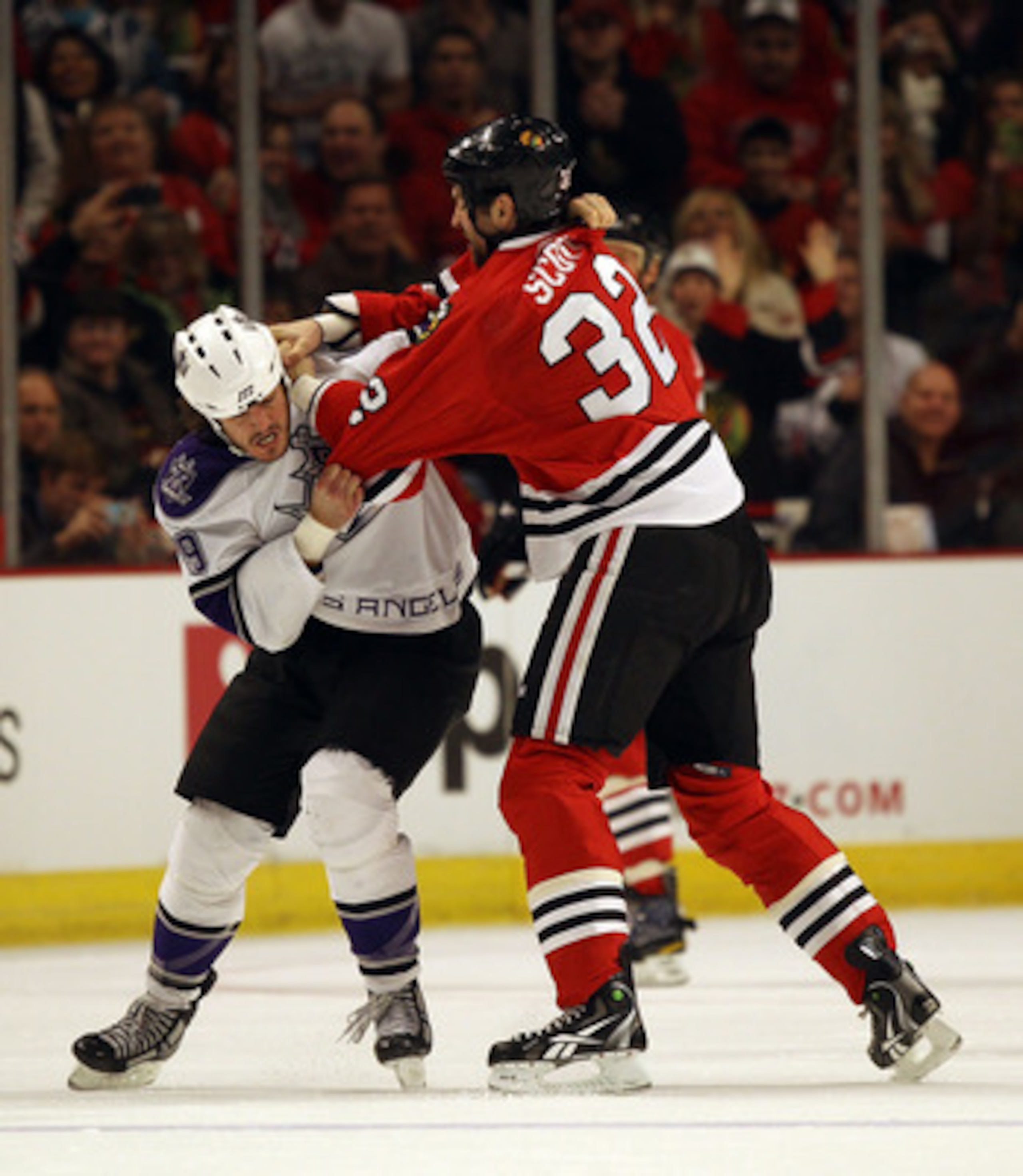 CHICAGO, IL - DECEMBER 19: John Scott #32 of the Chicago Blackhawks fights with Kevin Westgarth #19 of the Los Angeles Kings at the United Center on December 19, 2010 in Chicago, Illinois. (Photo by Jonathan Daniel/Getty Images)