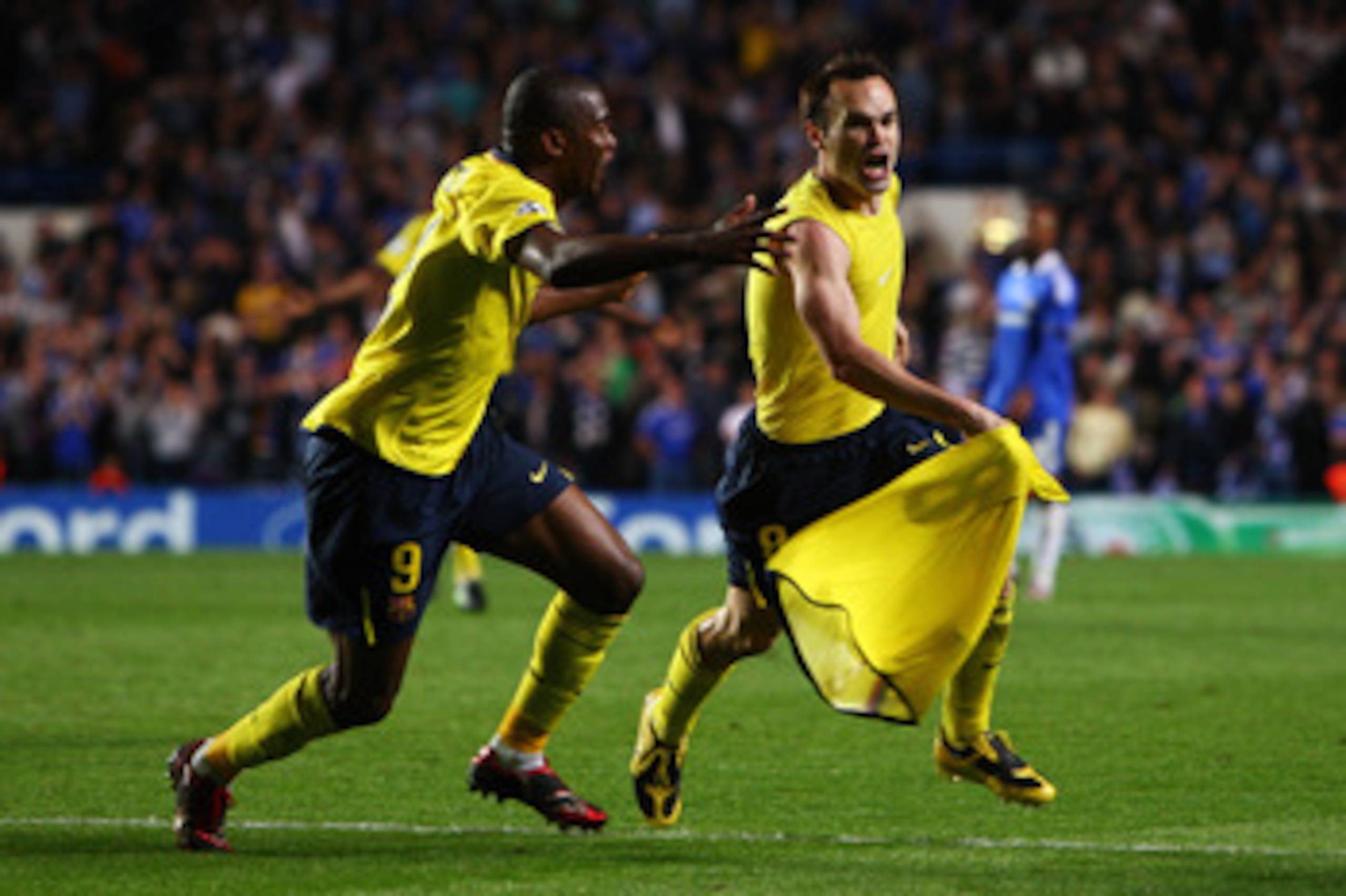LONDON, ENGLAND - MAY 06: Andres Iniesta (R) of Barcelona celebrates scoring in the final minutes during the UEFA Champions League Semi Final Second Leg match between Chelsea and Barcelona at Stamford Bridge on May 6, 2009 in London, England. (Photo by LONDON, ENGLAND - MAY 06: Andres Iniesta (R) of Barcelona celebrates scoring in the final minutes during the UEFA Champions League Semi Final Second Leg match between Chelsea and Barcelona at Stamford Bridge on May 6, 2009 in London, England. (Photo by