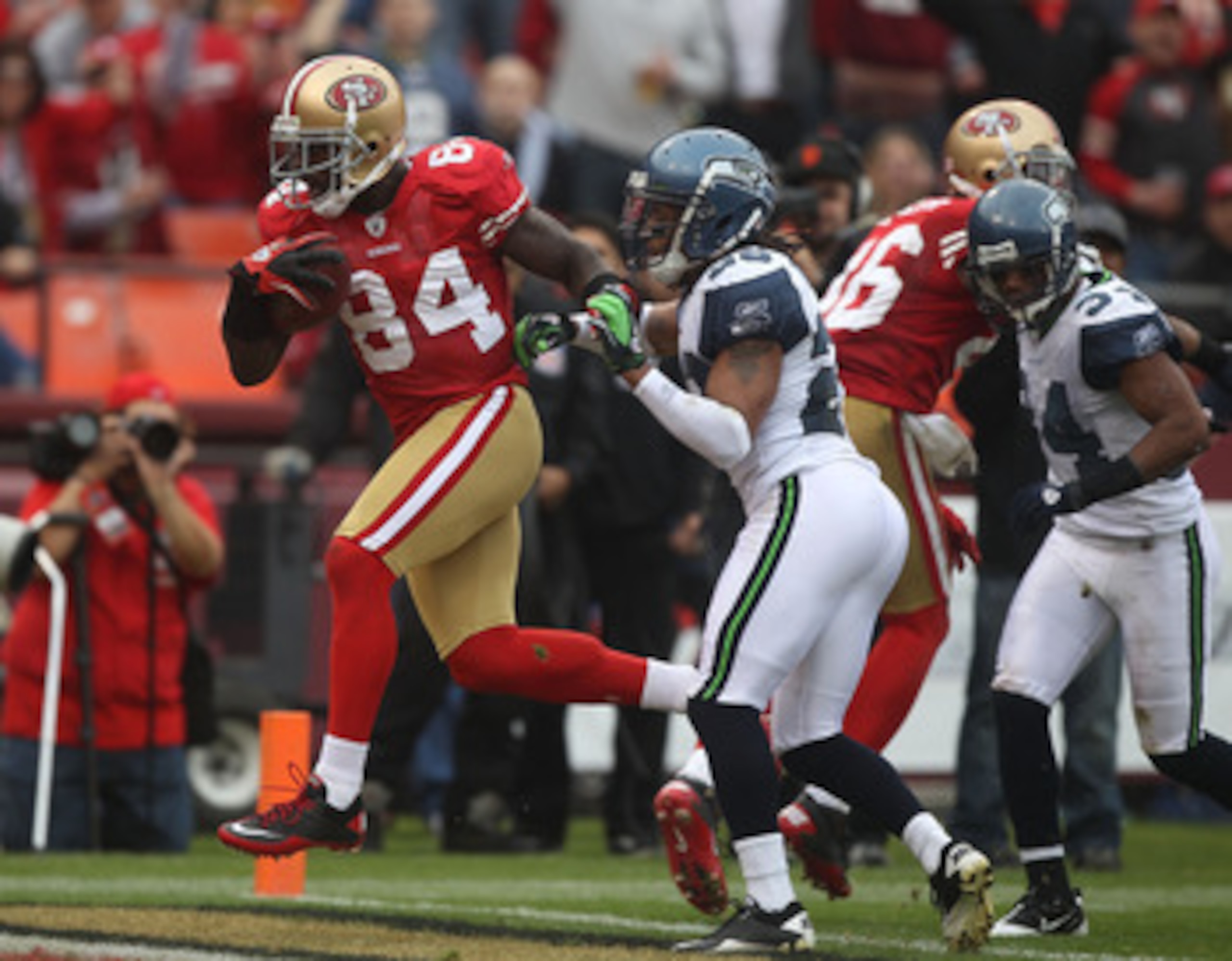 SAN FRANCISCO - DECEMBER 12:  Josh Morgan #84 of the San Francisco 49ers cacthes a touchdown against the Seattle Seahawks during an NFL game at Candlestick Park on December 12, 2010 in San Francisco, California.(Photo by Jed Jacobsohn/Getty Images)