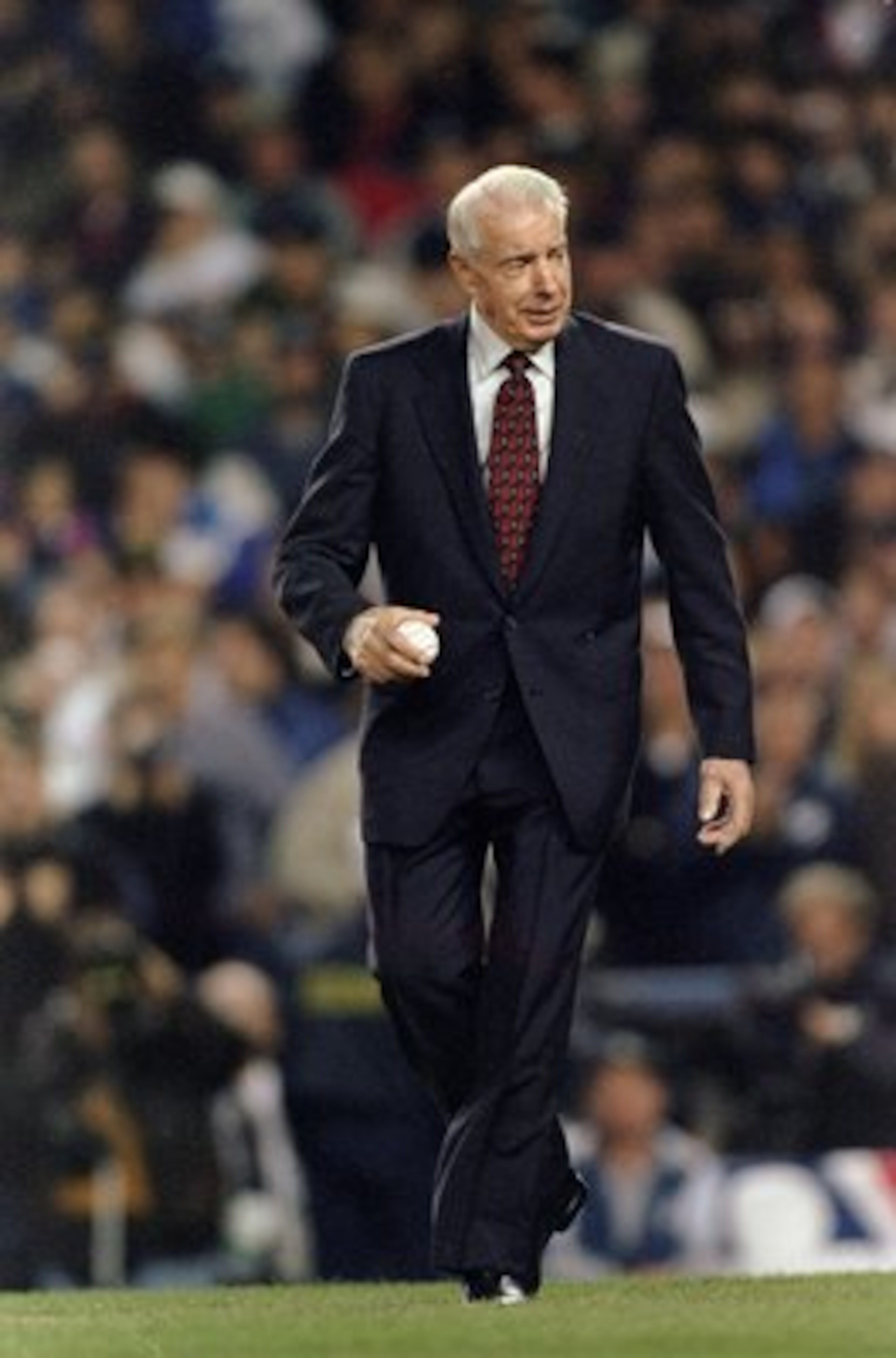 20 Oct 1996:  Baseball great Joe Dimaggio walks out to the pitchers mound to throw out the first pitch of the 1996 World Series Game One between the Atlanta Braves and the New York Yankees at Yankee Stadium in the Bronx, New York. The Braves defeated the