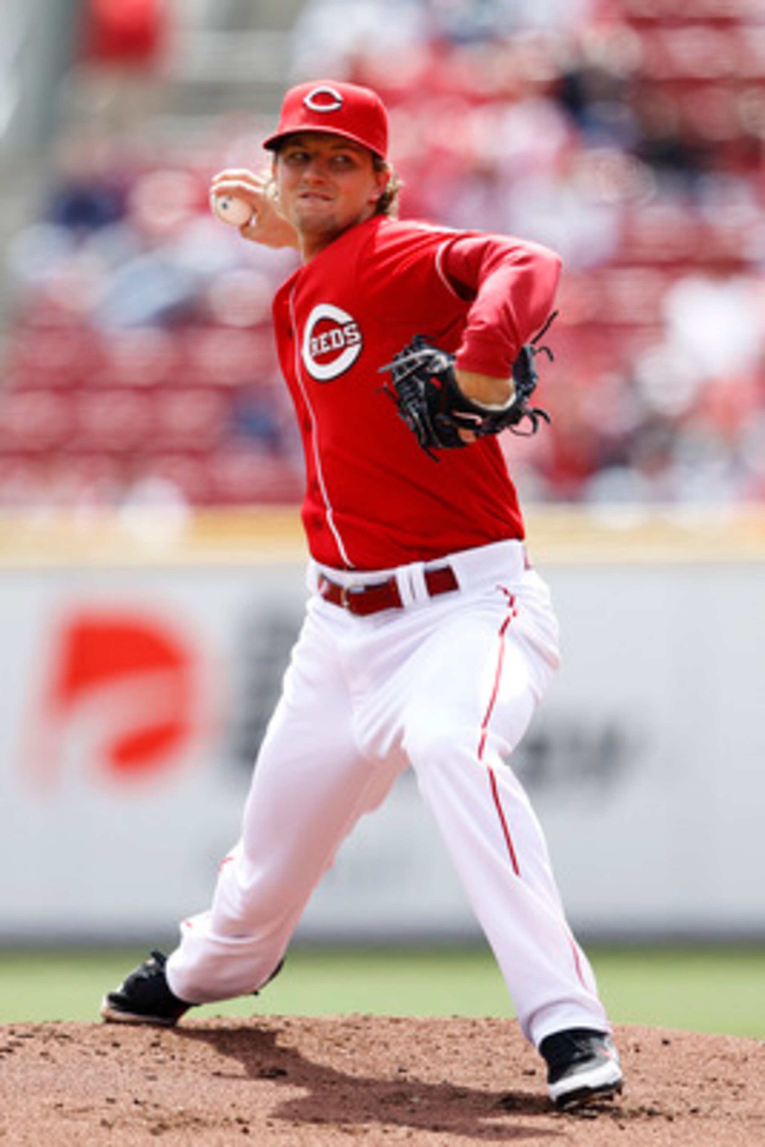 CINCINNATI, OH - APRIL 21: Mike Leake #44 of the Cincinnati Reds pitches in the first inning against the Arizona Diamondbacks at Great American Ball Park on April 21, 2011 in Cincinnati, Ohio. (Photo by Joe Robbins/Getty Images)