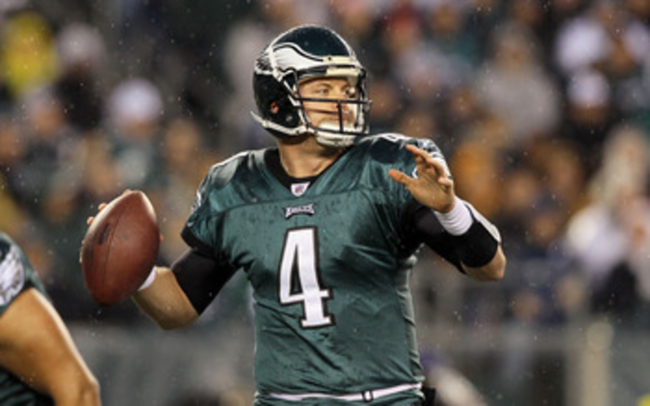 PHILADELPHIA, PA - JANUARY 02:  Kevin Kolb #4 of the Philadelphia Eagles throws a pass against the Dallas Cowboys on January 2, 2011 at Lincoln Financial Field in Philadelphia, Pennsylvania.  (Photo by Jim McIsaac/Getty Images)