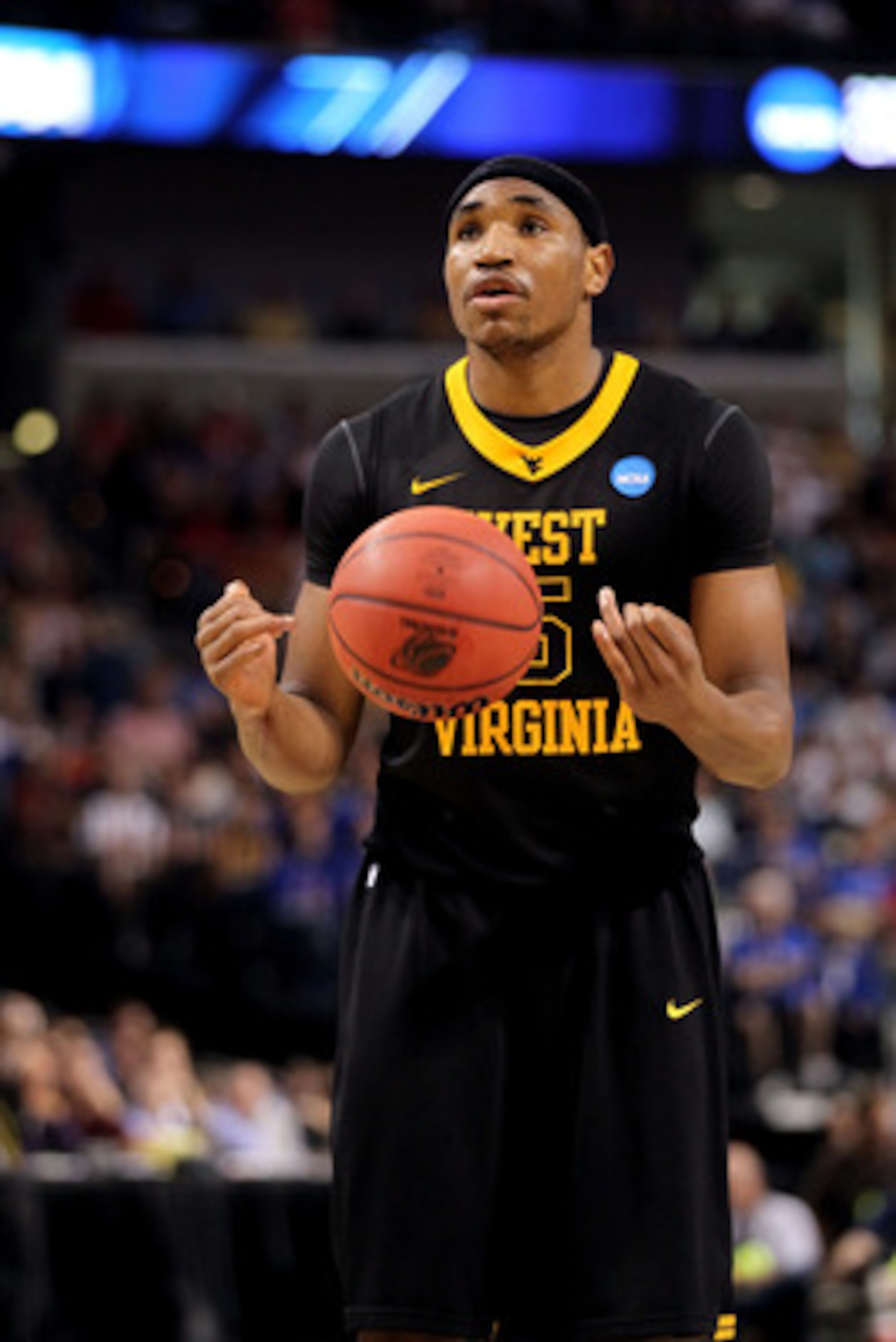 TAMPA, FL - MARCH 19:  Kevin Jones #5 of the West Virginia Mountaineers gets set to shoot a free throw attempt against the Kentucky Wildcats during the third round of the 2011 NCAA men's basketball tournament at St. Pete Times Forum on March 19, 2011 in T