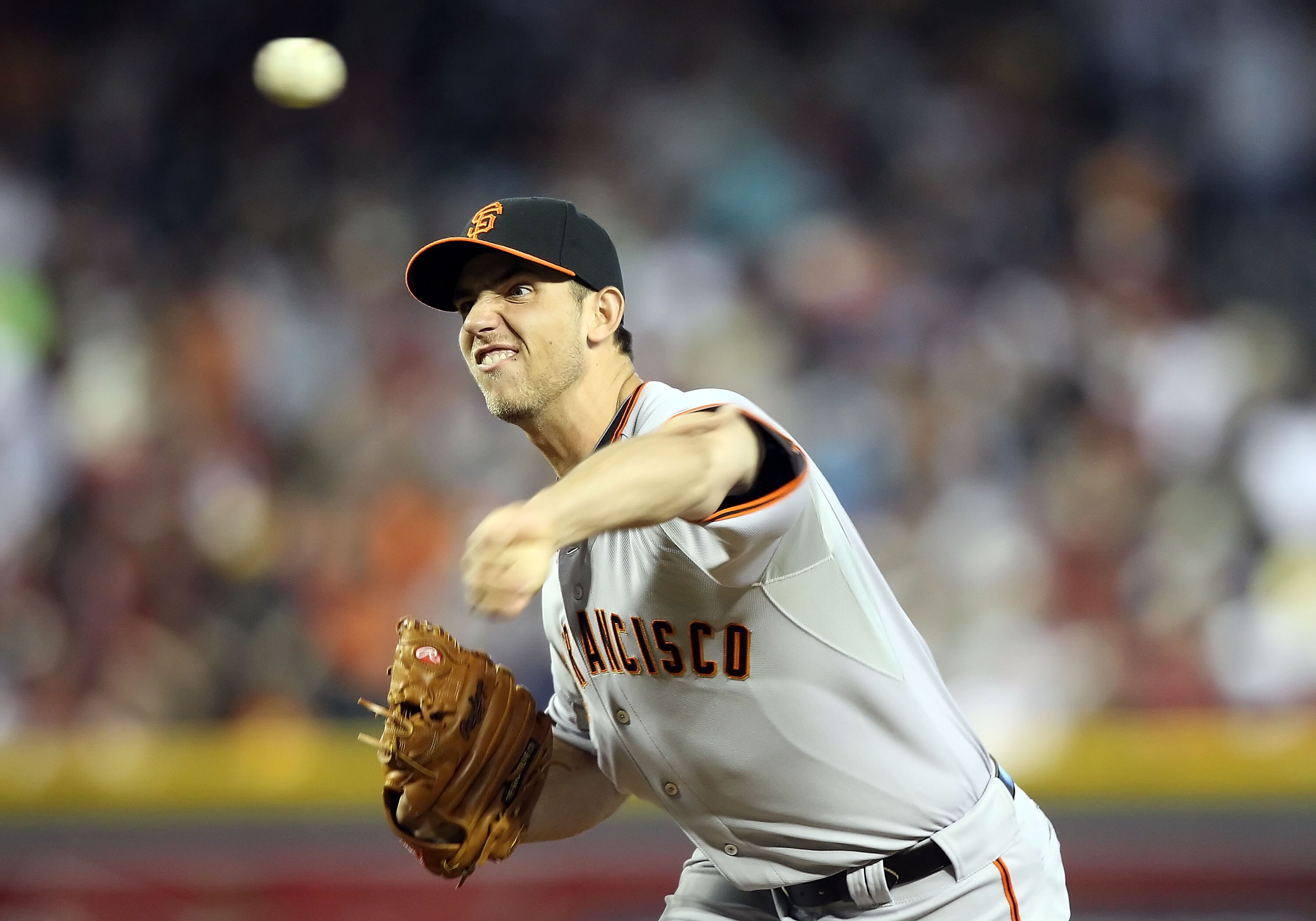 PHOENIX, AZ - APRIL 17:  Starting pitcher Madison Bumgarner #40 of the San Francisco Giants pitches against the Arizona Diamondbacks during the Major League Baseball game at Chase Field on April 17, 2011 in Phoenix, Arizona.  (Photo by Christian Petersen/