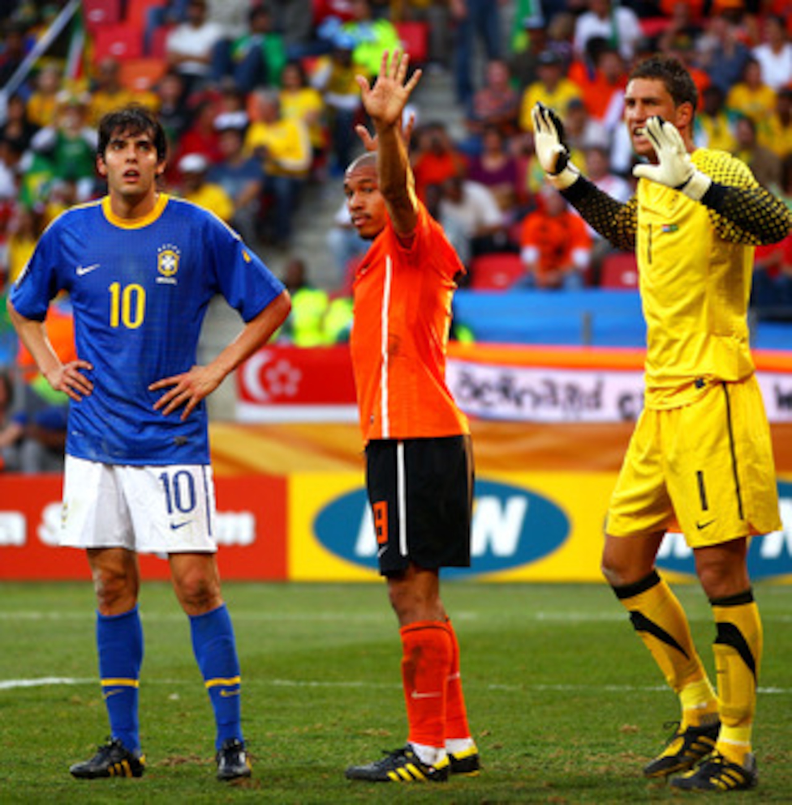 PORT ELIZABETH, SOUTH AFRICA - JULY 02: Maarten Stekelenburg (R), Nigel De Jong (C) of the Netherlands and Kaka of Brazil prepare for a corner kick during the 2010 FIFA World Cup South Africa Quarter Final match between Netherlands and Brazil at Nelson Ma PORT ELIZABETH, SOUTH AFRICA - JULY 02: Maarten Stekelenburg (R), Nigel De Jong (C) of the Netherlands and Kaka of Brazil prepare for a corner kick during the 2010 FIFA World Cup South Africa Quarter Final match between Netherlands and Brazil at Nelson Ma