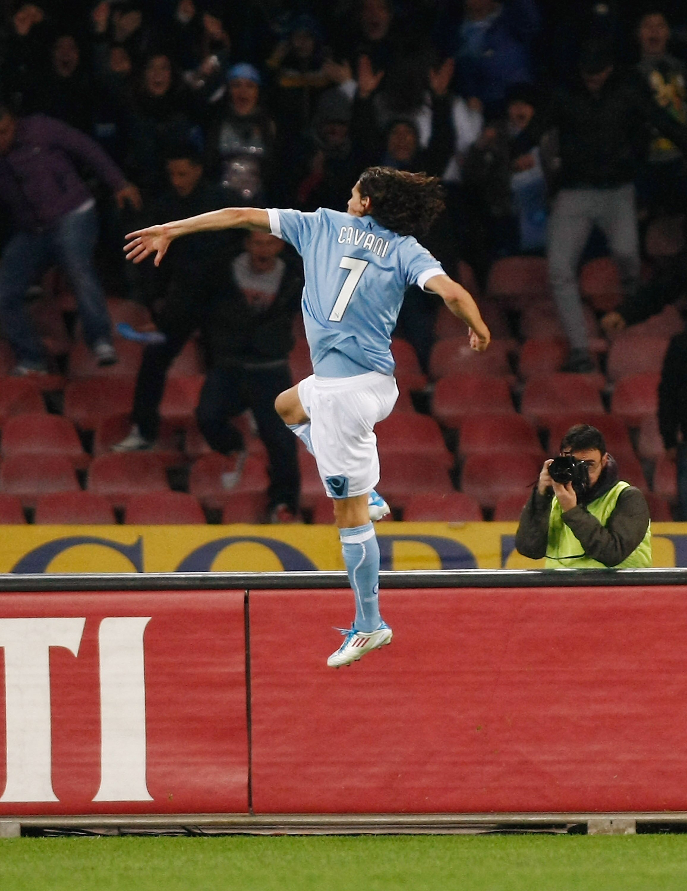 NAPLES, ITALY - MARCH 20:  Edinson Cavani of Napoli celebrates his goal during the Serie A match between SSC Napoli and Cagliari Calcio at Stadio San Paolo on March 20, 2011 in Naples, Italy.  (Photo by Maurizio Lagana/Getty Images)