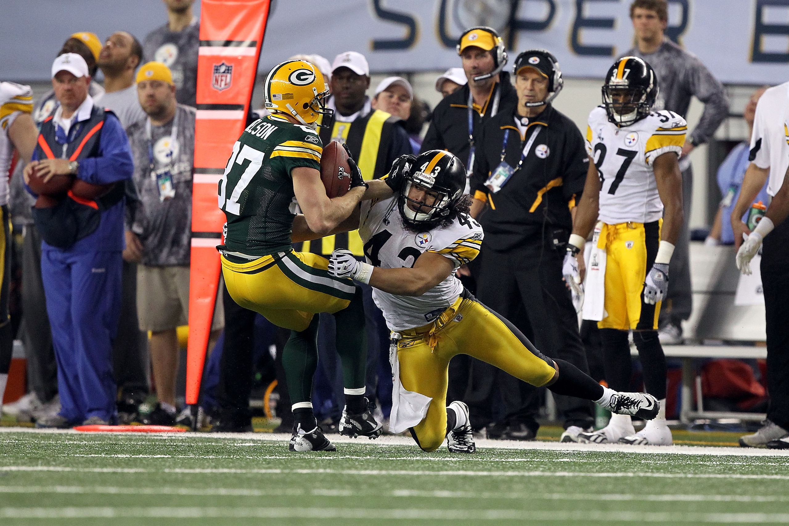 ARLINGTON, TX - FEBRUARY 06:  Jordy Nelson #87 of the Green Bay Packers makes a reception against Troy Polamalu #43 of the Pittsburgh Steelers during Super Bowl XLV at Cowboys Stadium on February 6, 2011 in Arlington, Texas. Packers won 31-25.  (Photo by 