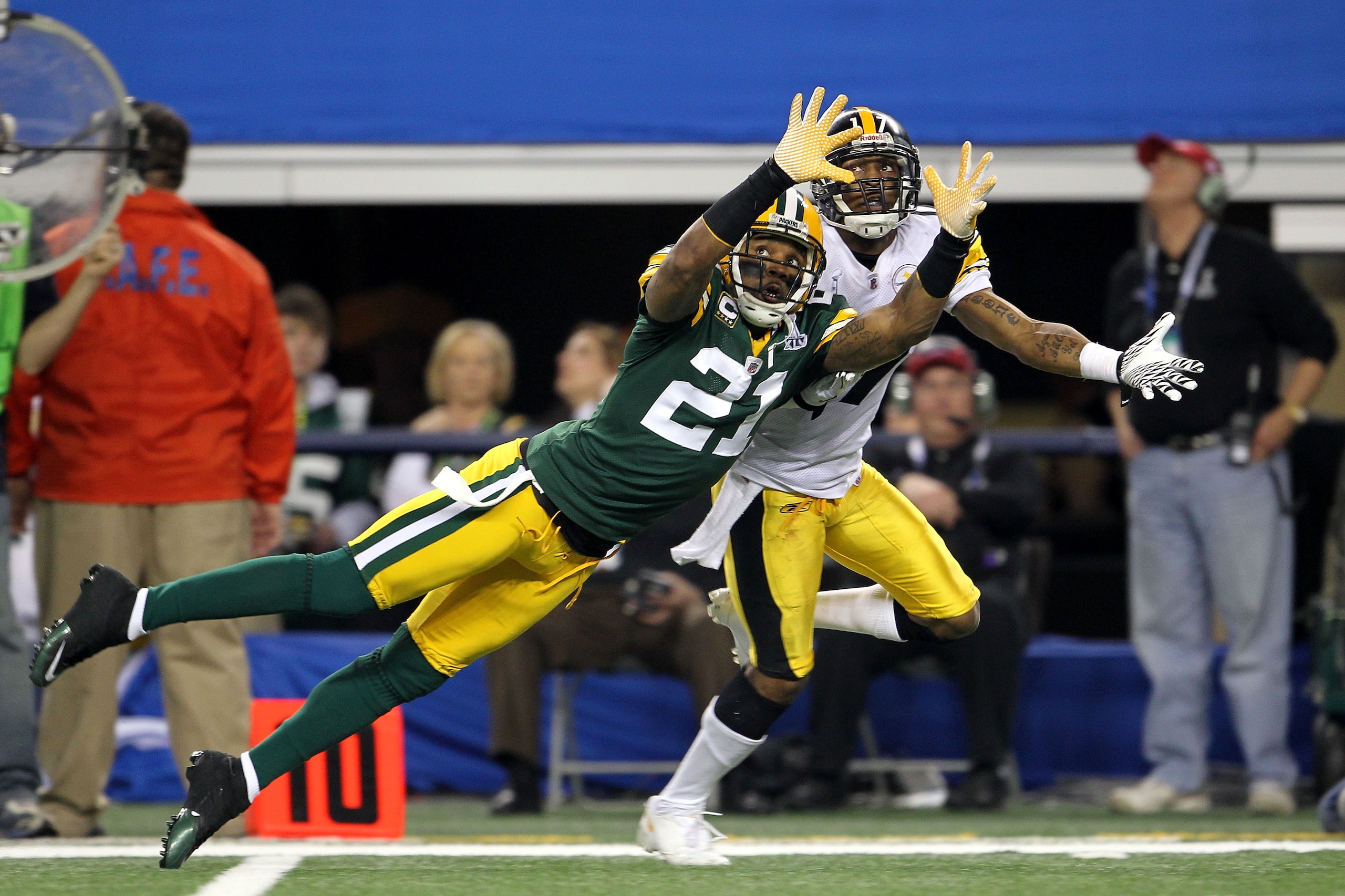 ARLINGTON, TX - FEBRUARY 06:  Charles Woodson #21 of the Green Bay Packers is injured as he attempts to break up a pass intended for Mike Wallace #17 of the Pittsburgh Steelers during Super Bowl XLV at Cowboys Stadium on February 6, 2011 in Arlington, Tex